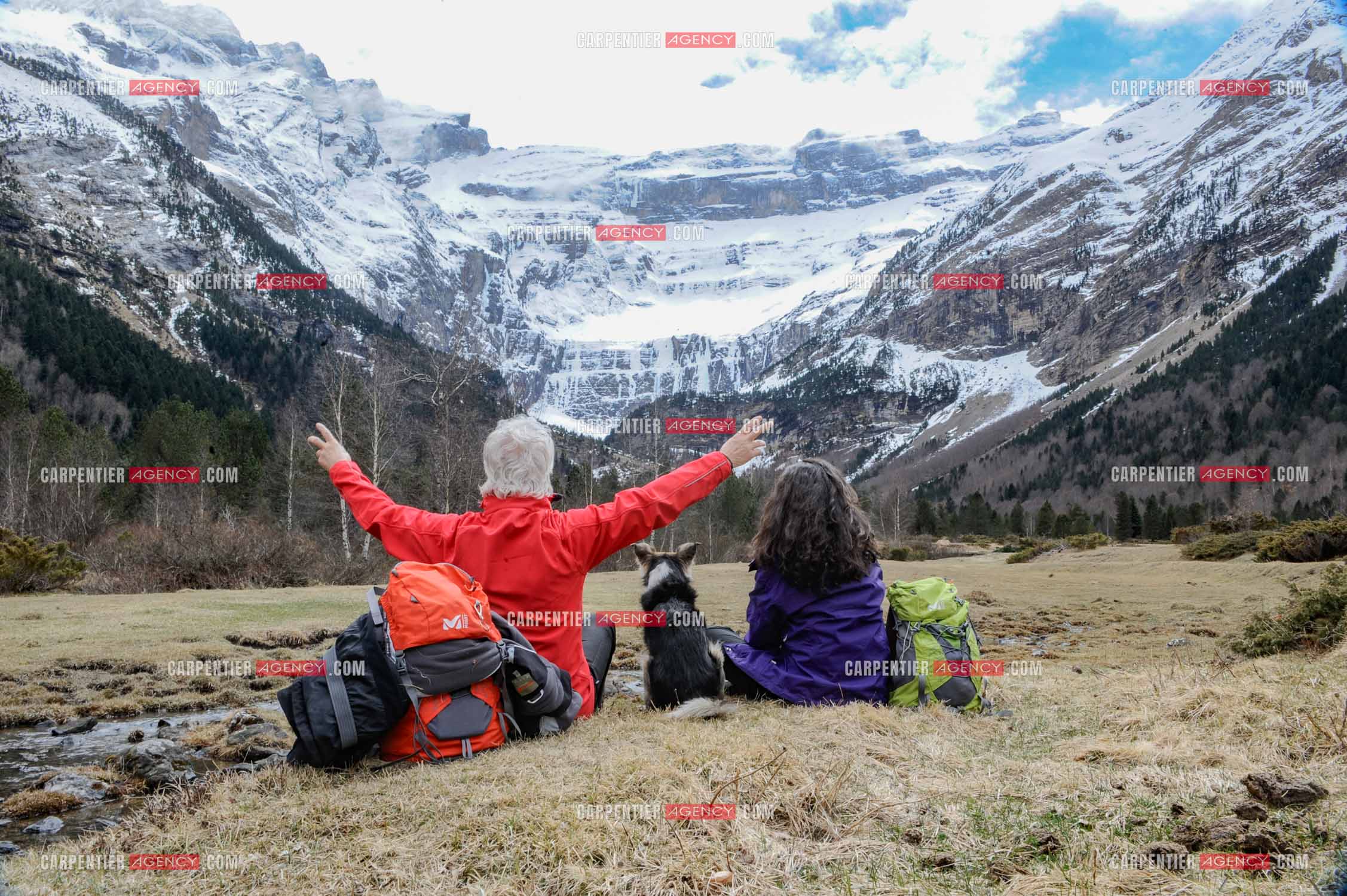 Le chanteur Gérard Lenorman et sa compagne Marie Maunier en randonnée dans les pyrénnées avec leur chien Puppy.  ( Exclusif )