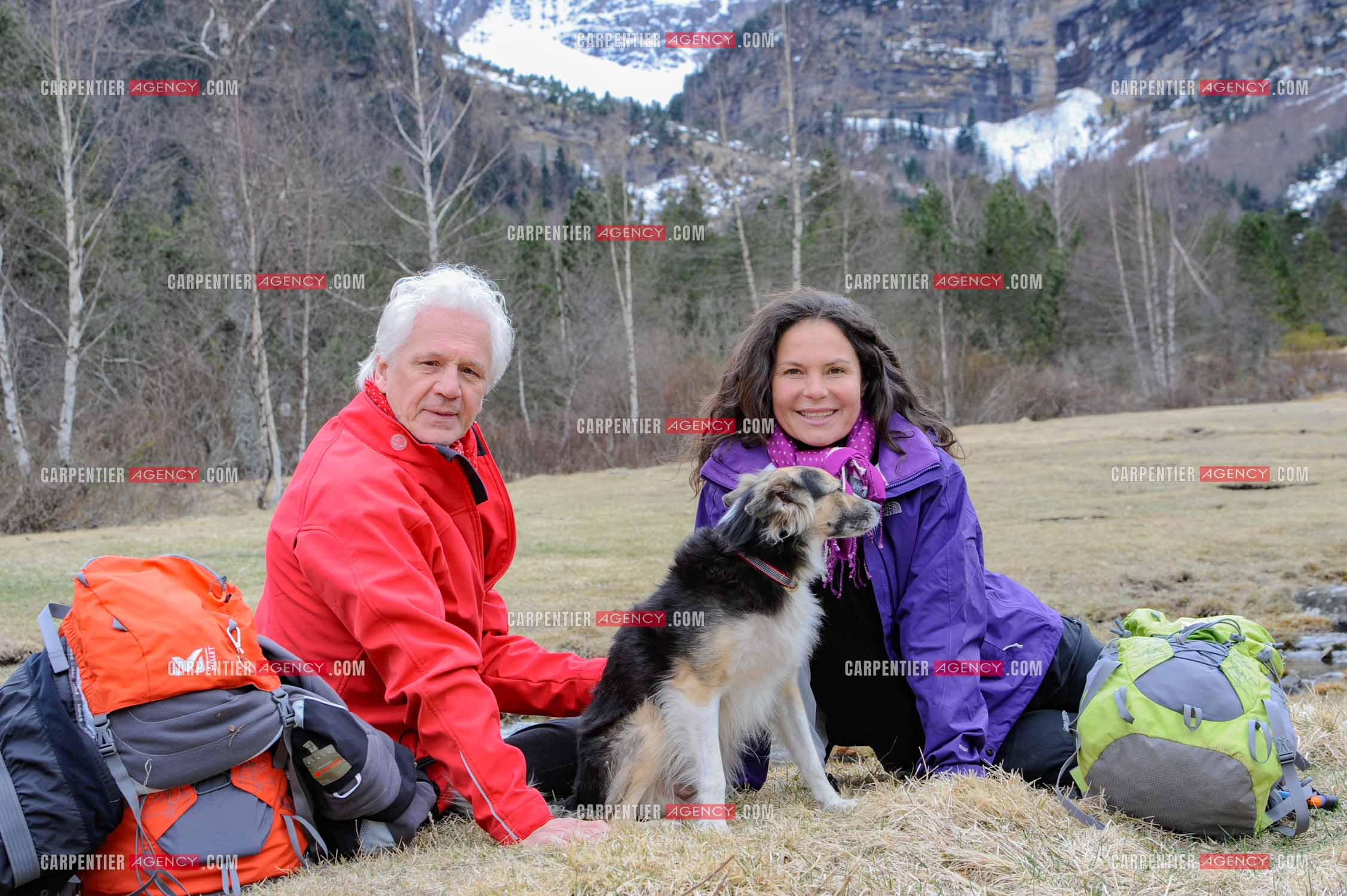 Le chanteur Gérard Lenorman et sa compagne Marie Maunier en randonnée dans les pyrénnées avec leur chien Puppy.  ( Exclusif )