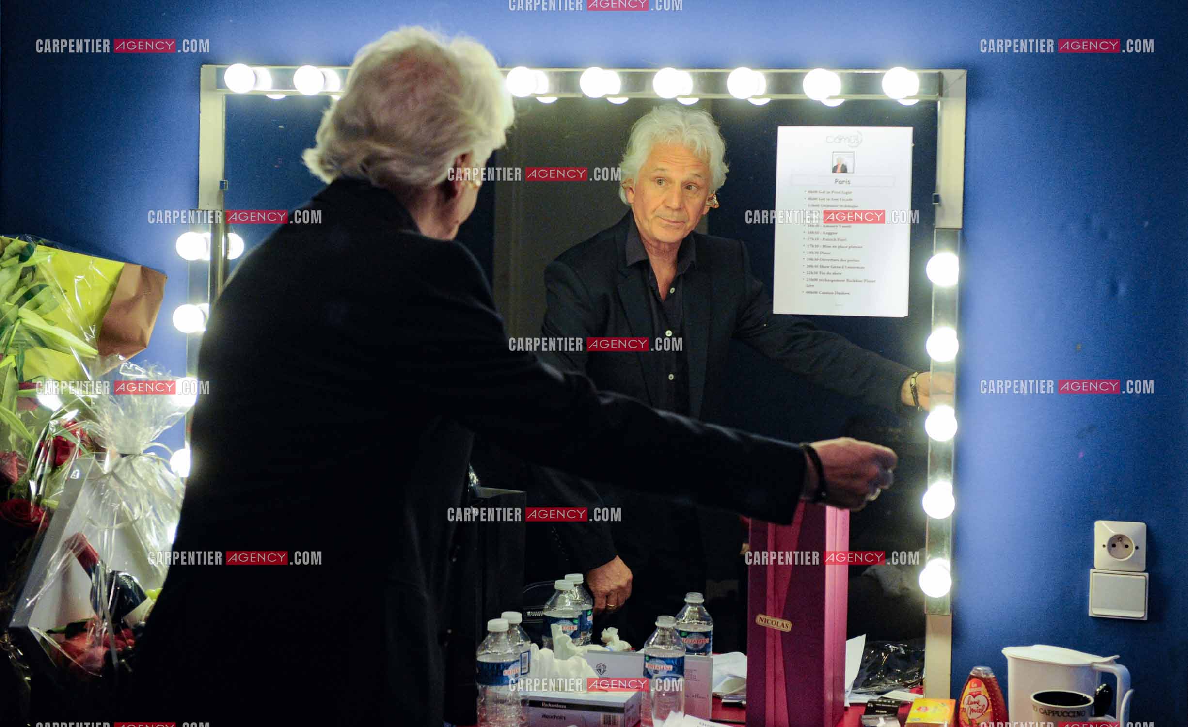 Le chanteur Gérard Lenorman en concert au Grand Rex à Paris. Gérard lenorman face au miroir dans sa loge avant son entrée en scène.  ( Exclusif )