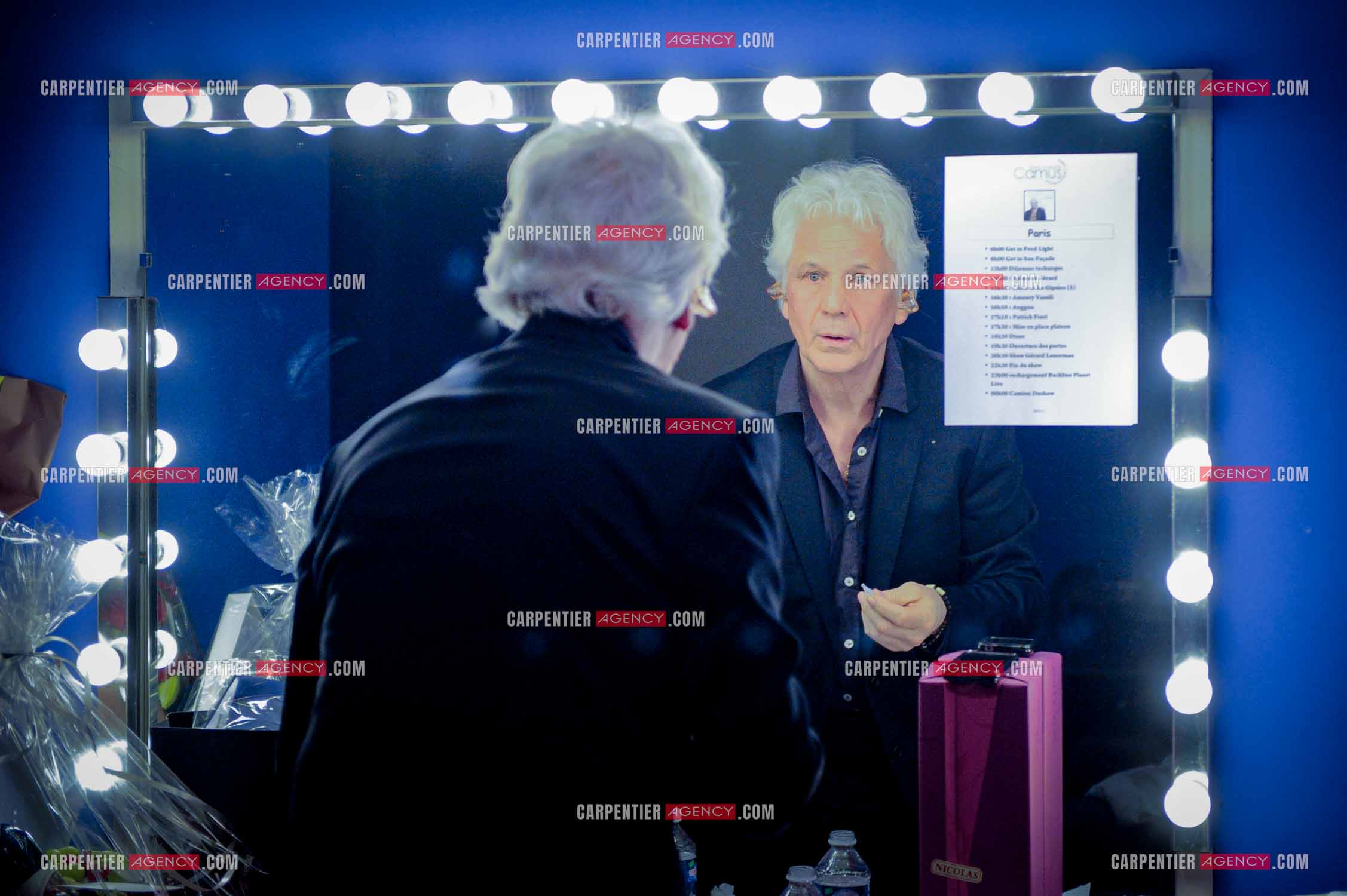 Le chanteur Gérard Lenorman en concert au Grand Rex à Paris. Gérard lenorman face au miroir dans sa loge avant son entrée en scène.  ( Exclusif )