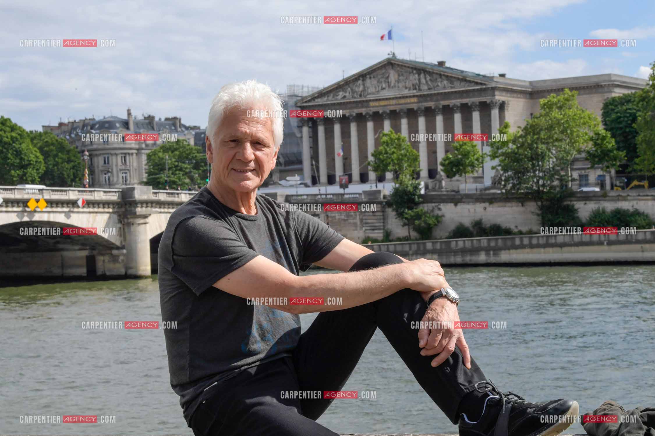 Le chanteur Gérard Lenorman sur les quais de Seine à Paris. ( Exclusif )
