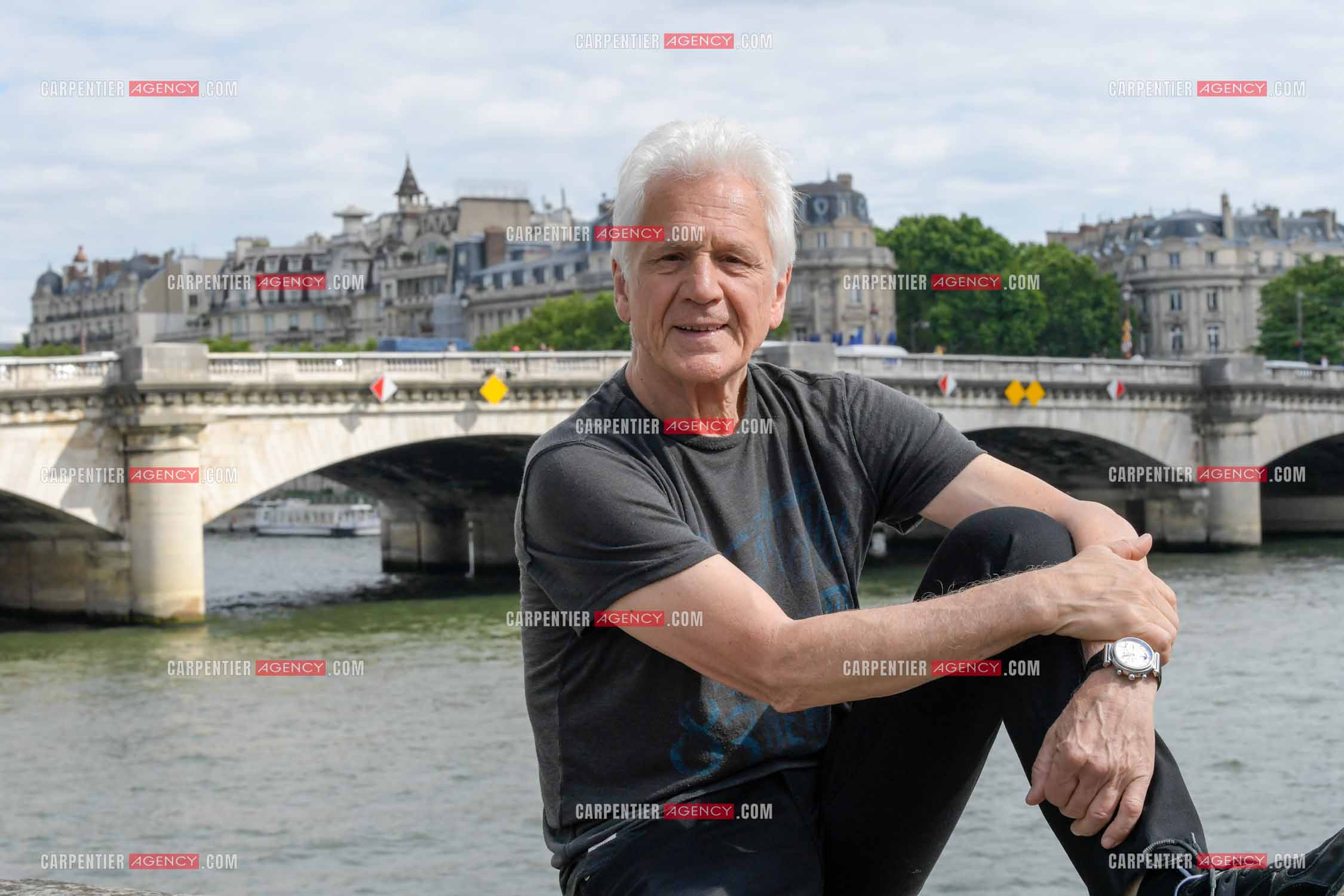 Le chanteur Gérard Lenorman sur les quais de Seine à Paris. ( Exclusif )