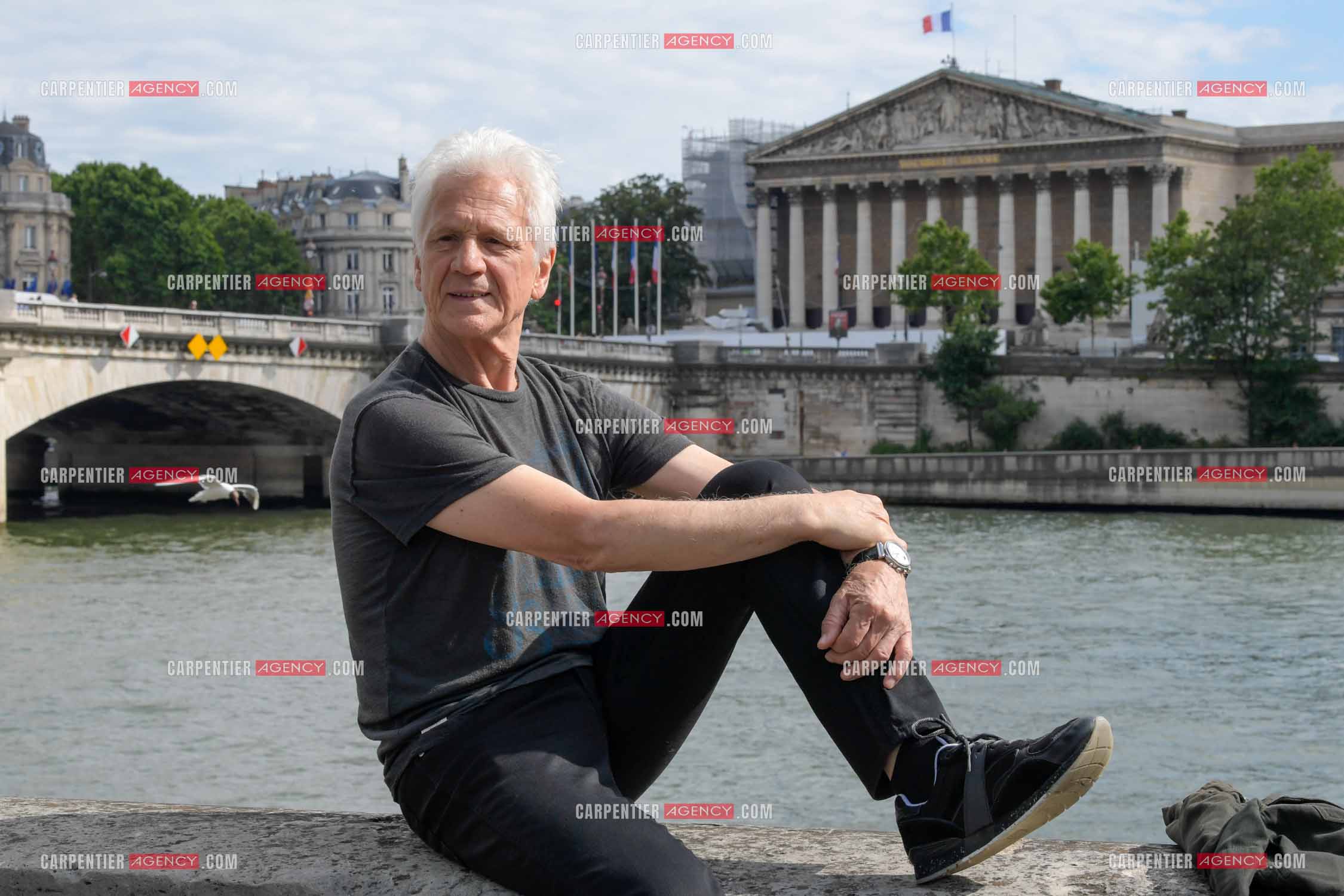 Le chanteur Gérard Lenorman sur les quais de Seine à Paris. ( Exclusif )