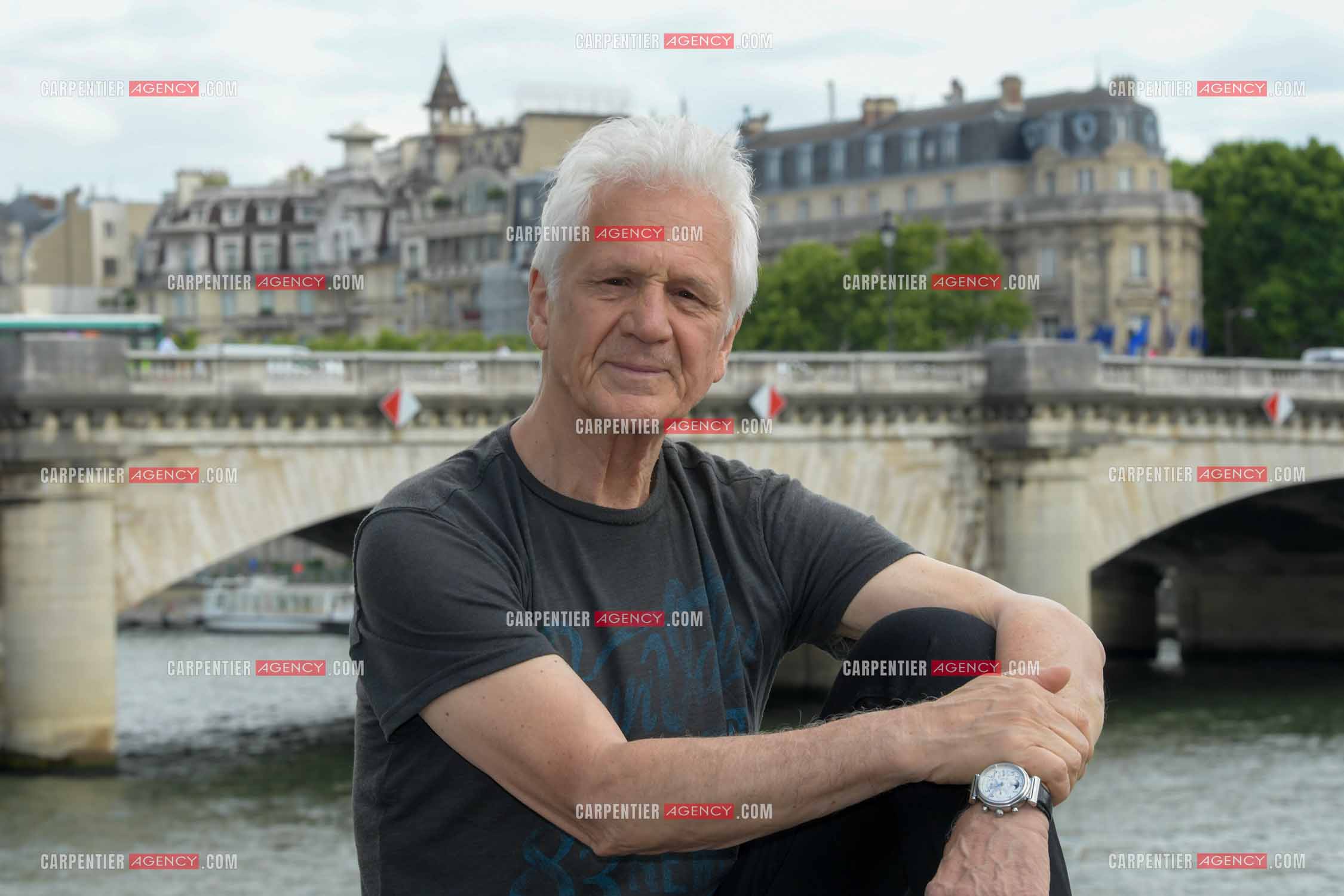 Le chanteur Gérard Lenorman sur les quais de Seine à Paris. ( Exclusif )