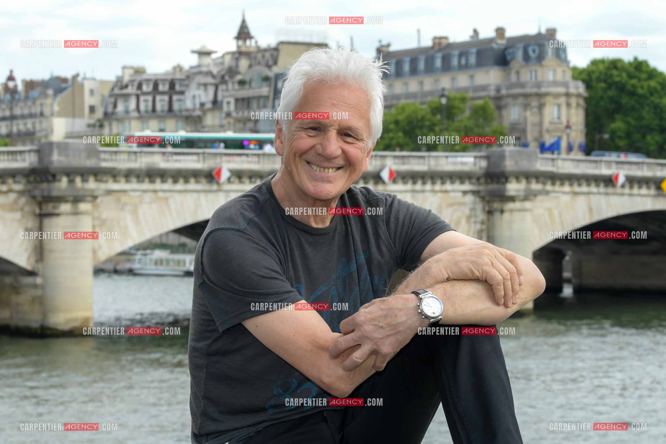 Le chanteur Gérard Lenorman sur les quais de Seine à Paris. ( Exclusif )