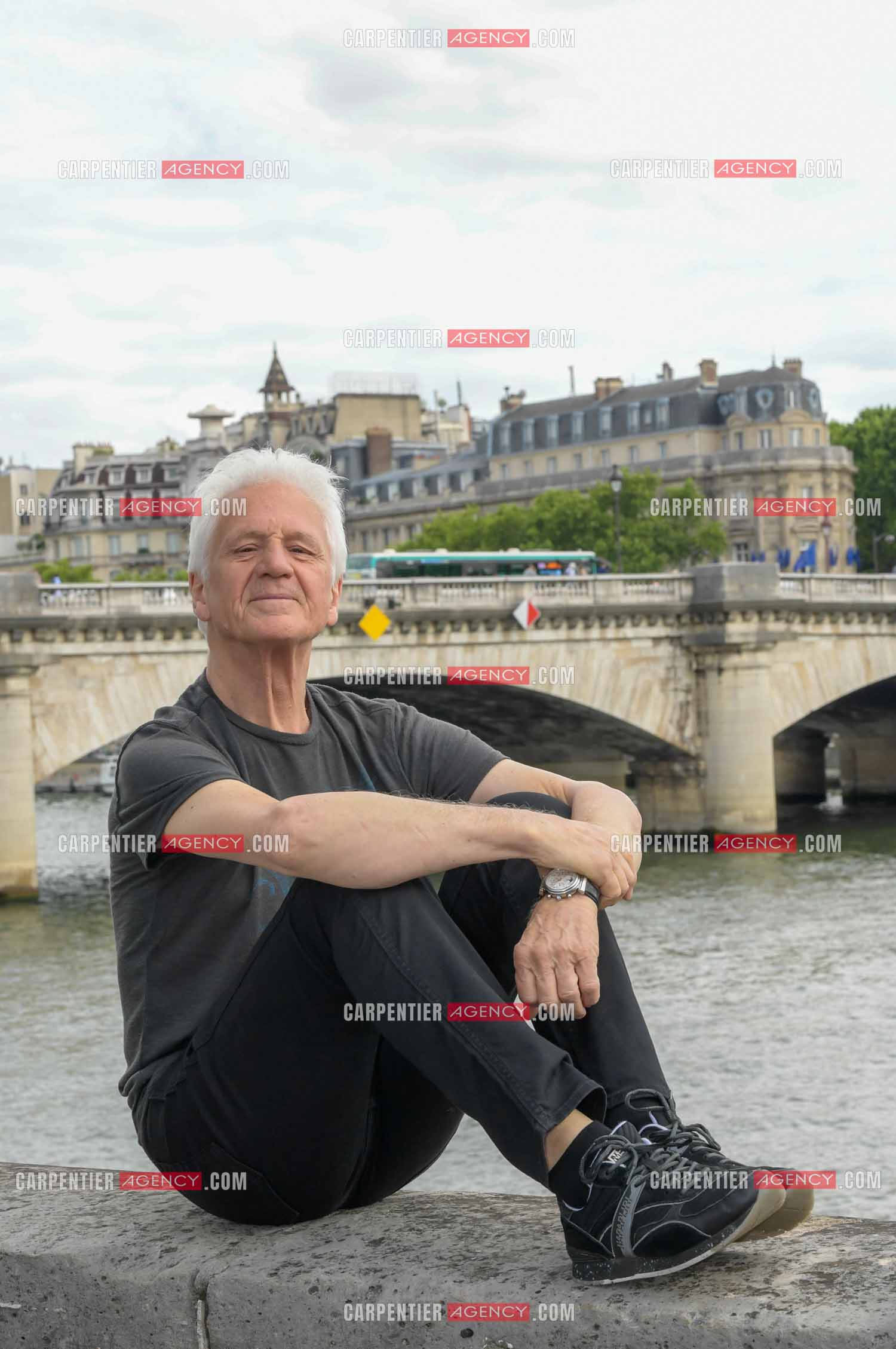Le chanteur Gérard Lenorman sur les quais de Seine à Paris. ( Exclusif )