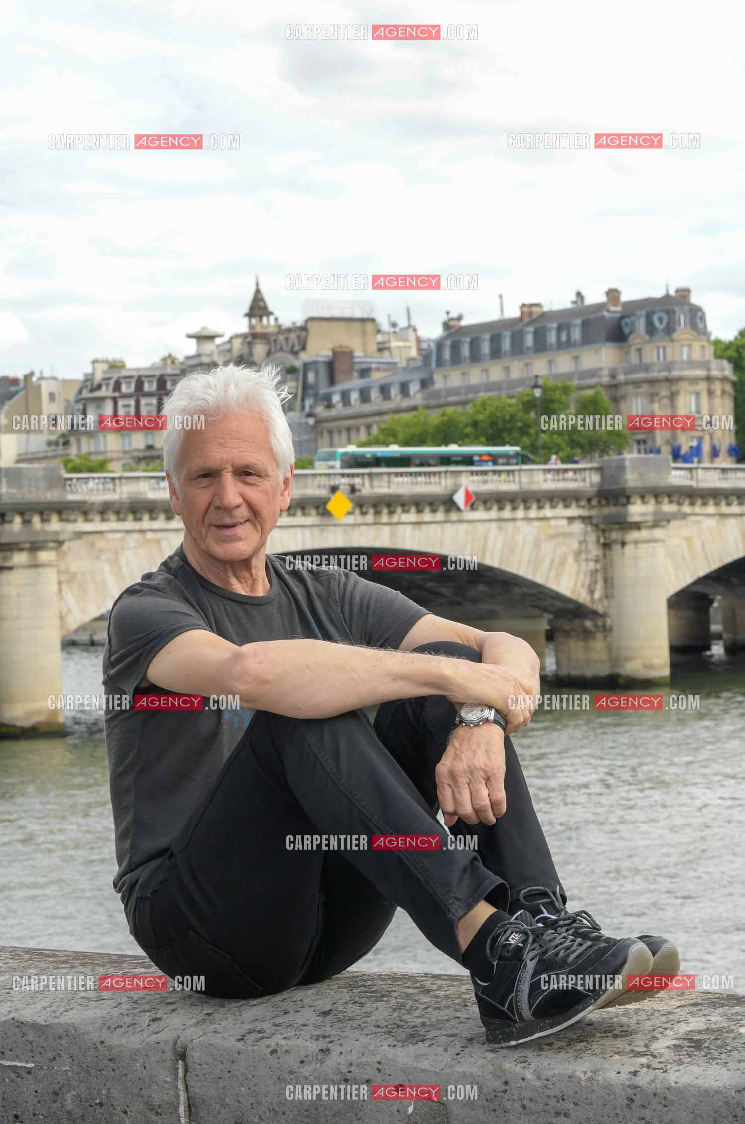 Le chanteur Gérard Lenorman sur les quais de Seine à Paris. ( Exclusif )