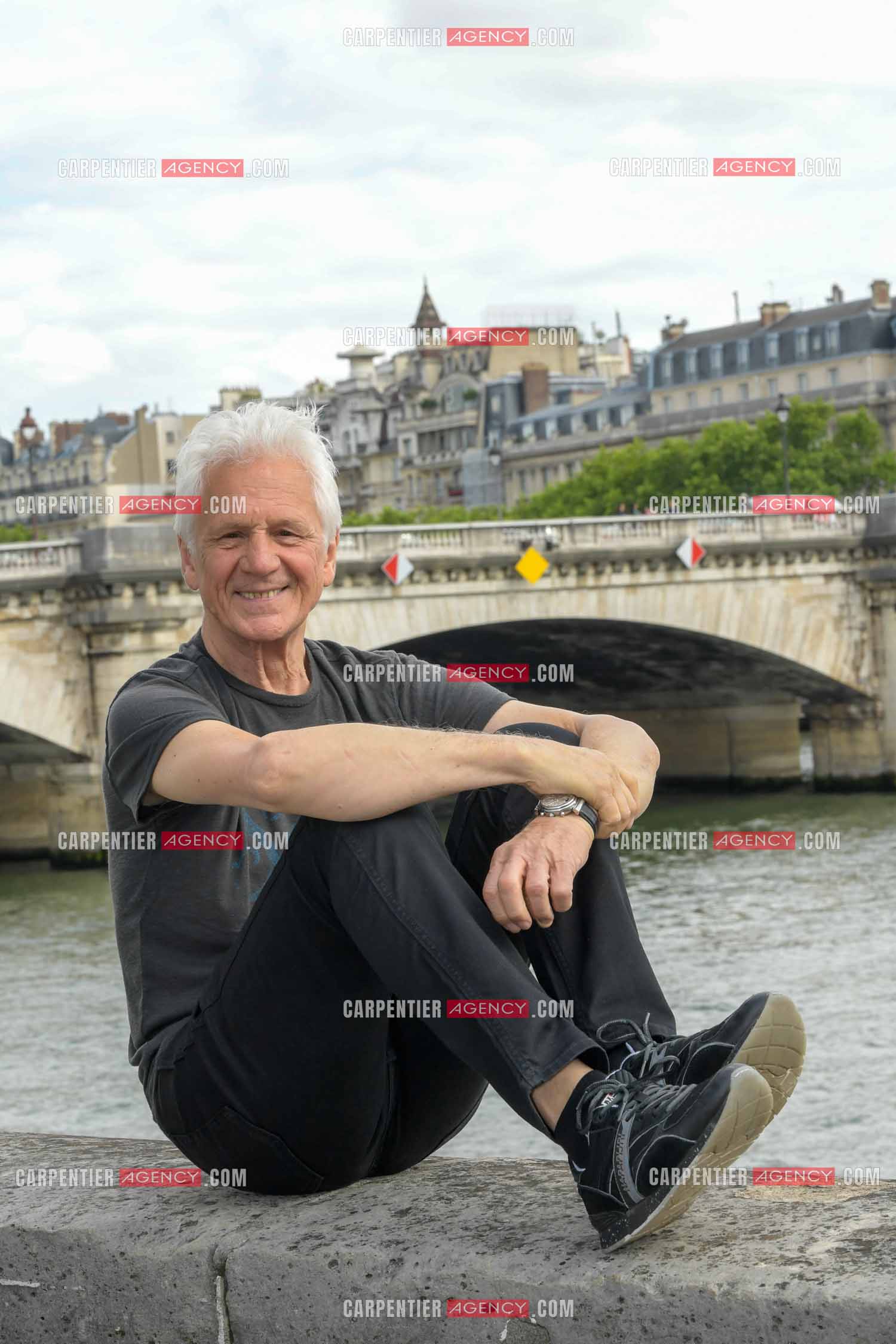 Le chanteur Gérard Lenorman sur les quais de Seine à Paris. ( Exclusif )