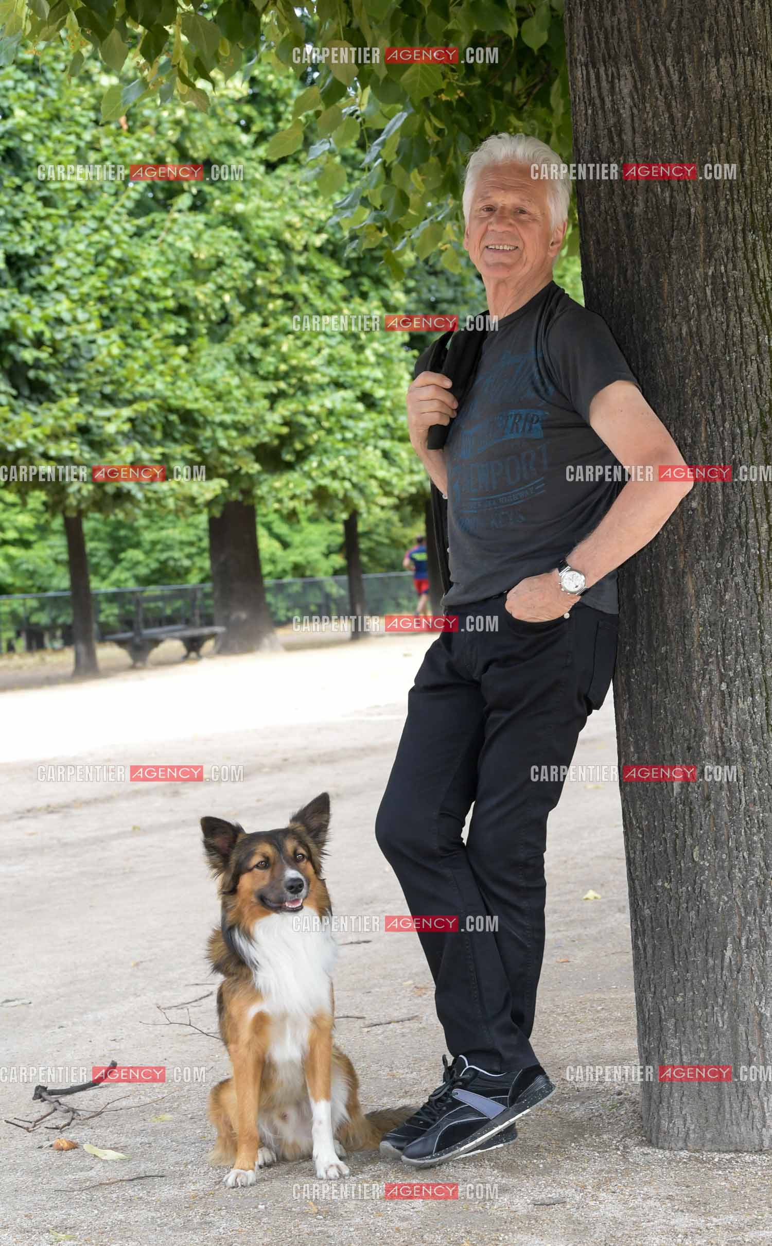 Le chanteur Gérard Lenorman présente son nouveau chien Tilou un berger croisé au jardin des Tuileries à Paris. ( Exclusif )