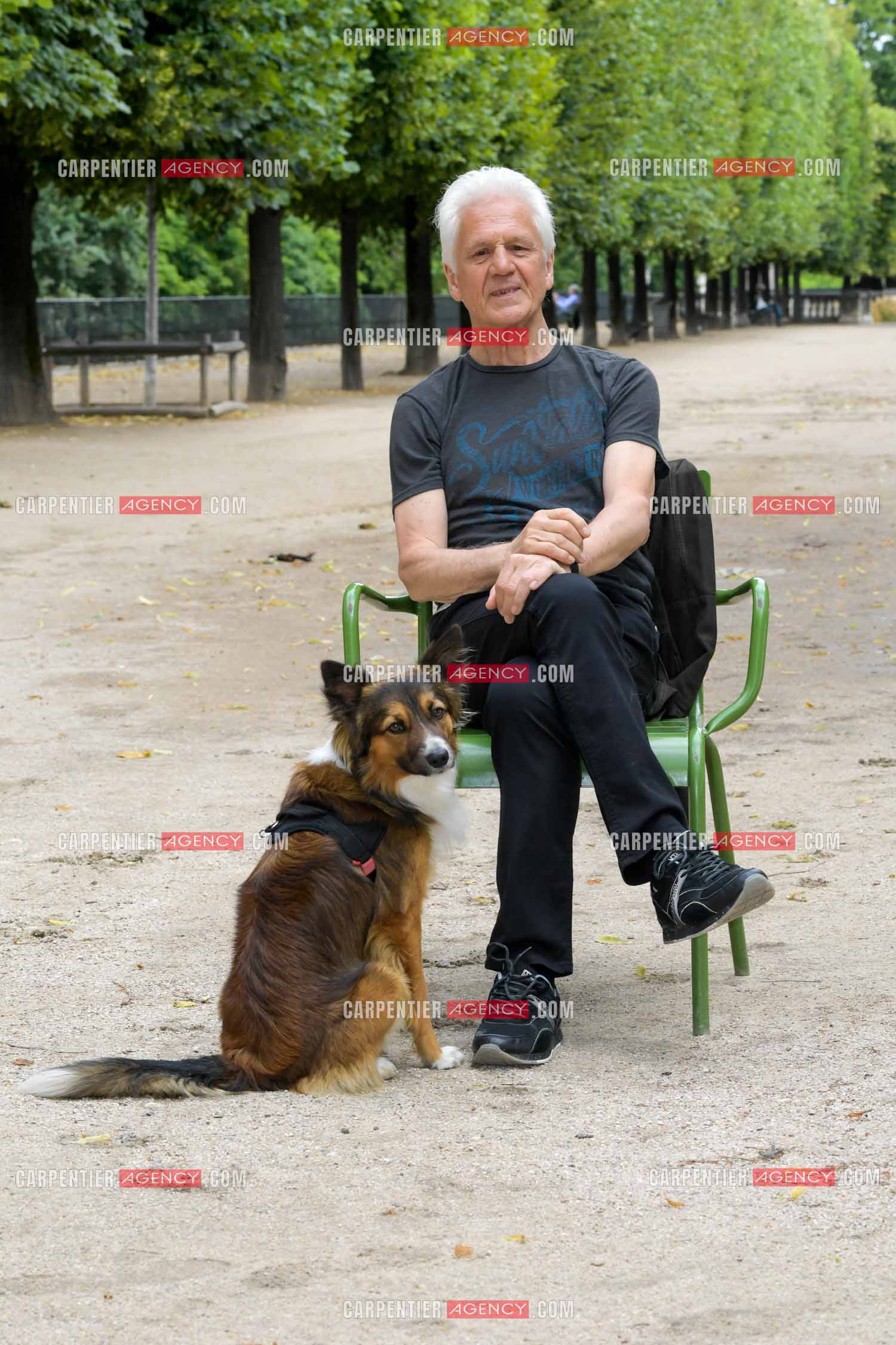 Le chanteur Gérard Lenorman présente son nouveau chien Tilou un berger croisé au jardin des Tuileries à Paris. ( Exclusif )
