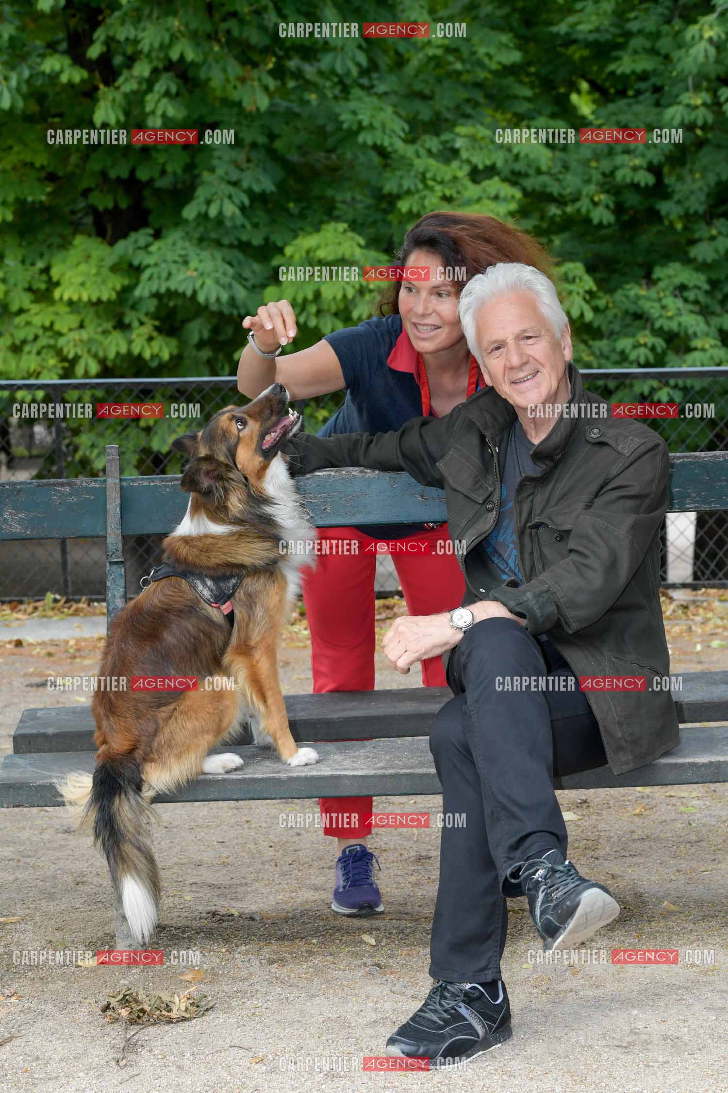 Le chanteur Gérard Lenorman et sa femme Marie présentent leur nouveau chien Tilou au jardin des Tuileries à Paris. ( Exclusif )