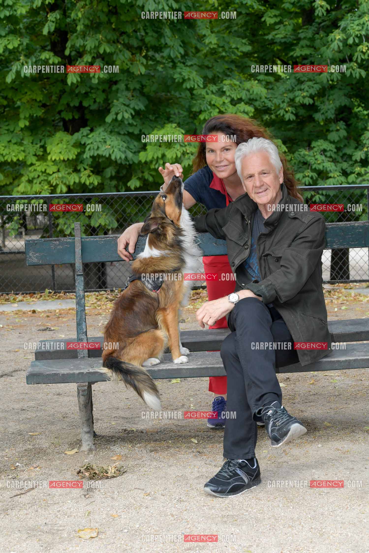Le chanteur Gérard Lenorman et sa femme Marie présentent leur nouveau chien Tilou au jardin des Tuileries à Paris. ( Exclusif )