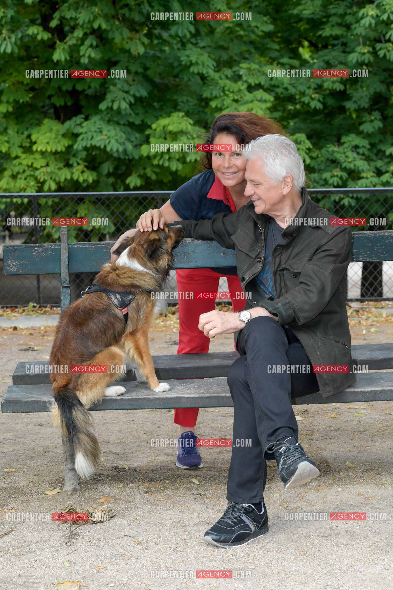 Le chanteur Gérard Lenorman et sa femme Marie présentent leur nouveau chien Tilou au jardin des Tuileries à Paris. ( Exclusif )