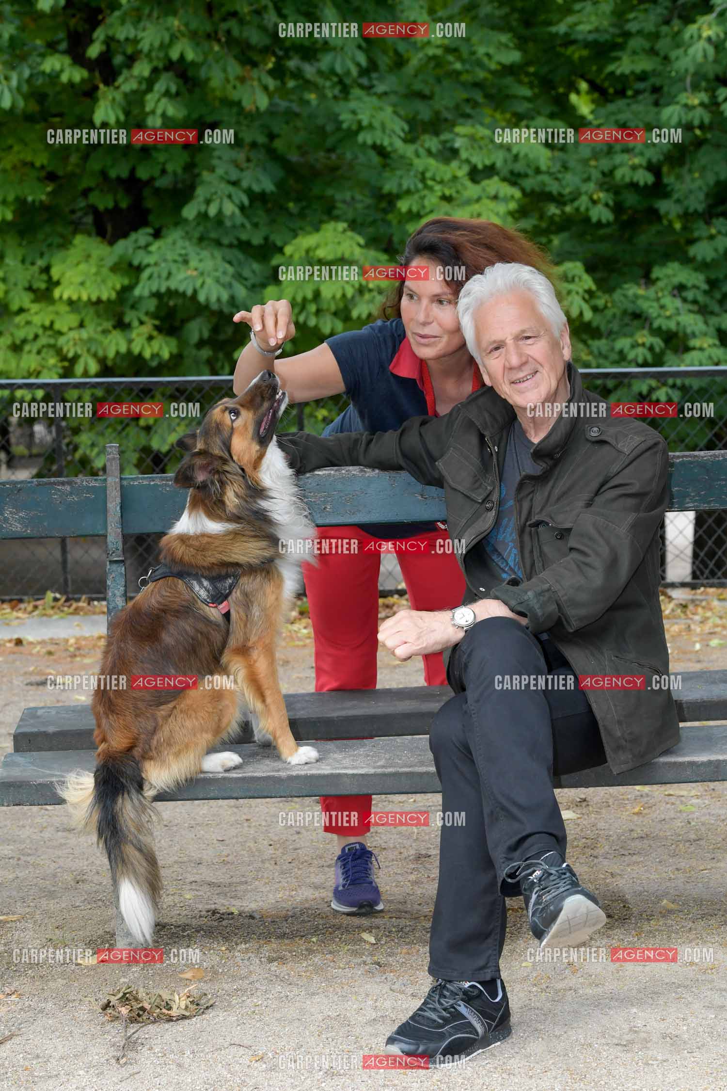 Le chanteur Gérard Lenorman et sa femme Marie présentent leur nouveau chien Tilou au jardin des Tuileries à Paris. ( Exclusif )