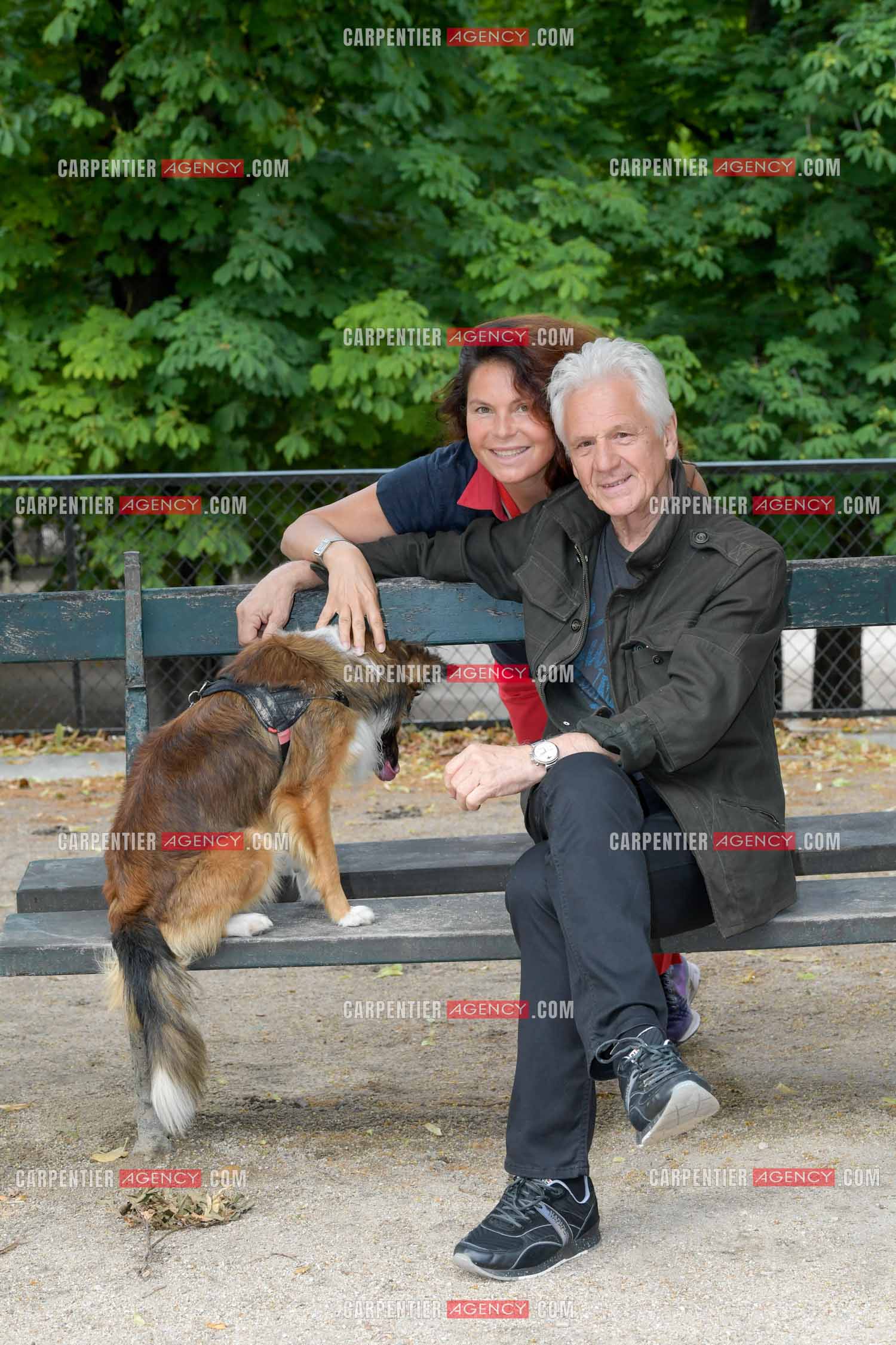 Le chanteur Gérard Lenorman et sa femme Marie présentent leur nouveau chien Tilou au jardin des Tuileries à Paris. ( Exclusif )