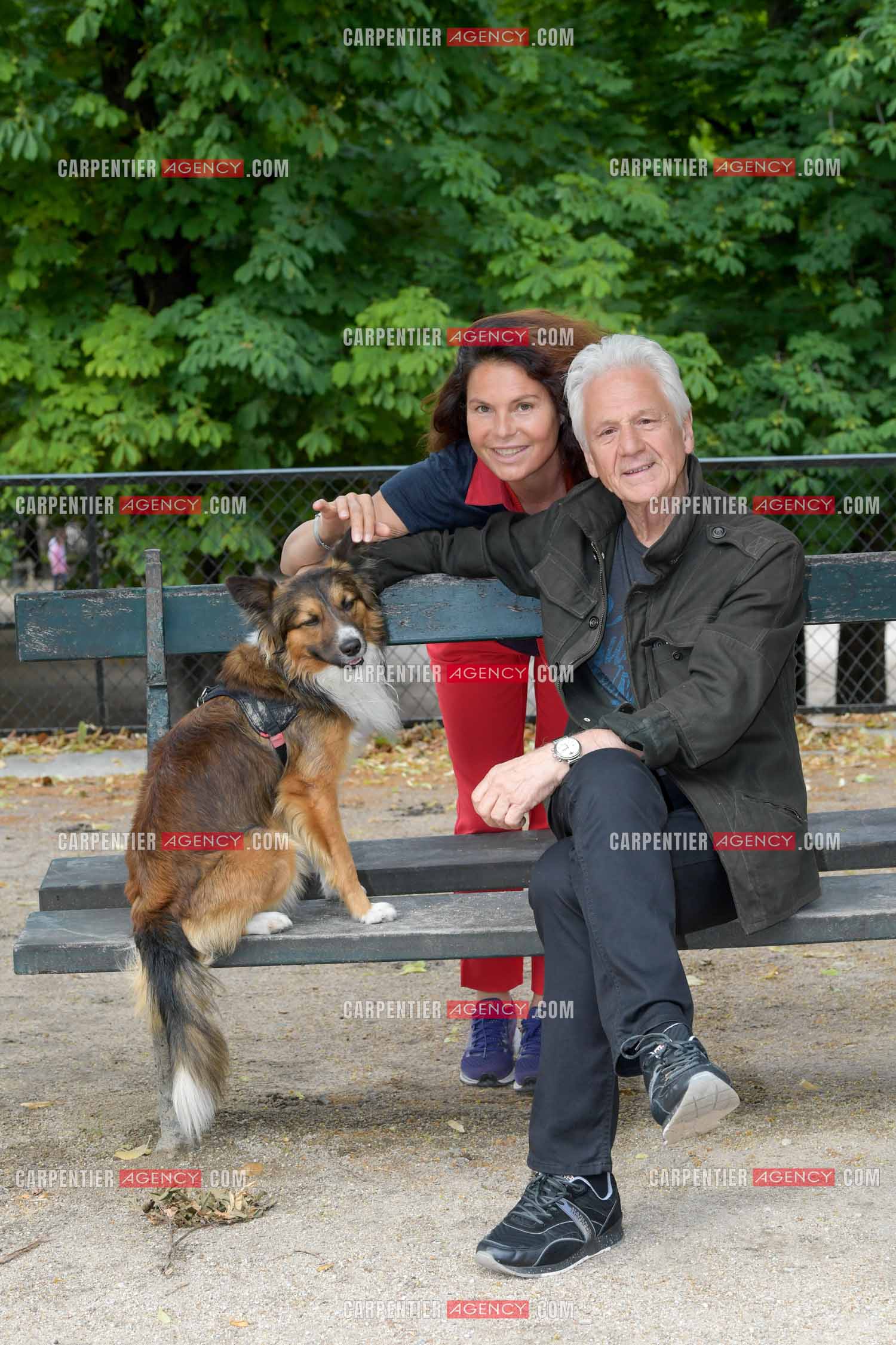 Le chanteur Gérard Lenorman et sa femme Marie présentent leur nouveau chien Tilou au jardin des Tuileries à Paris. ( Exclusif )