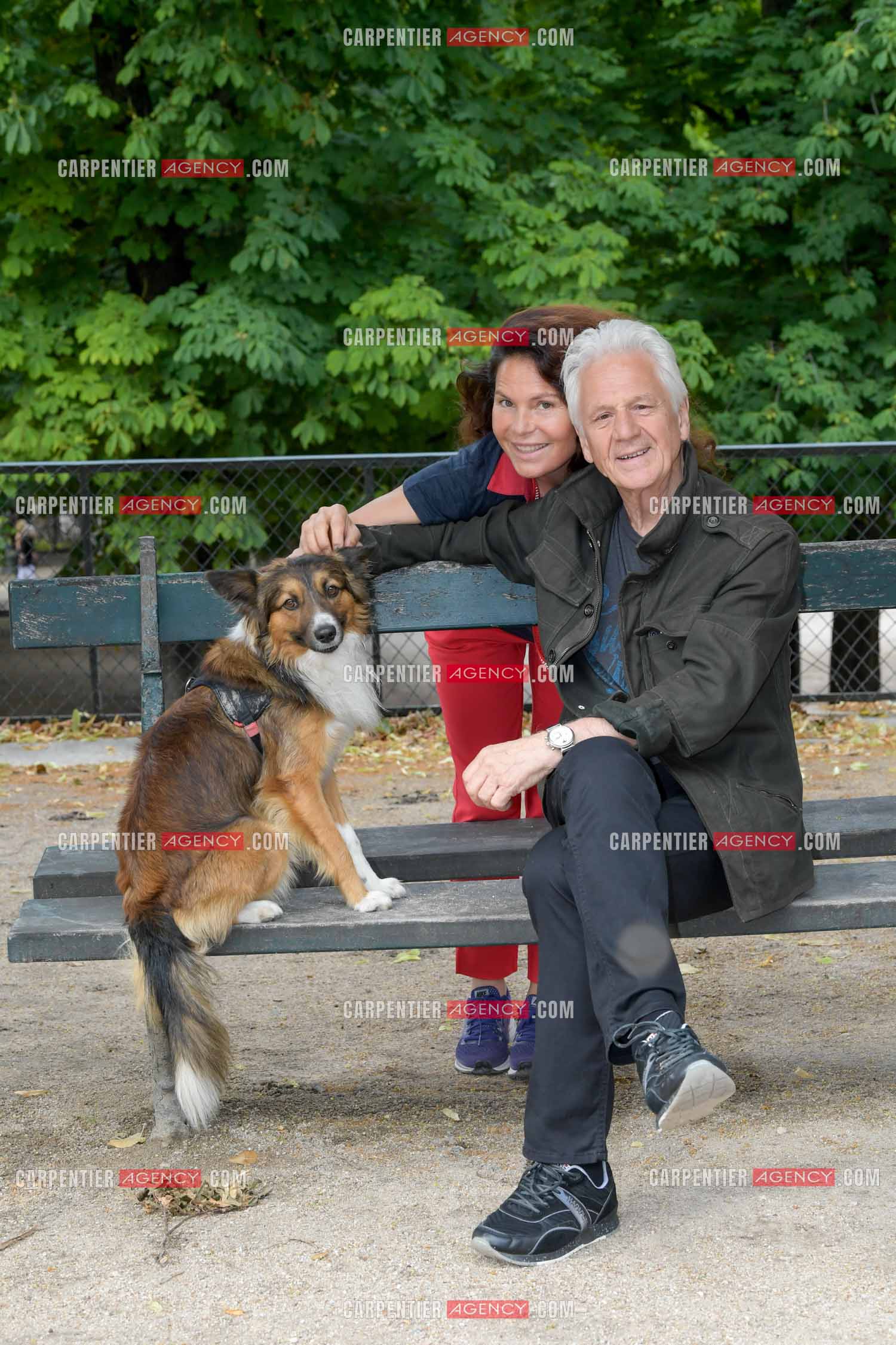 Le chanteur Gérard Lenorman et sa femme Marie présentent leur nouveau chien Tilou au jardin des Tuileries à Paris. ( Exclusif )