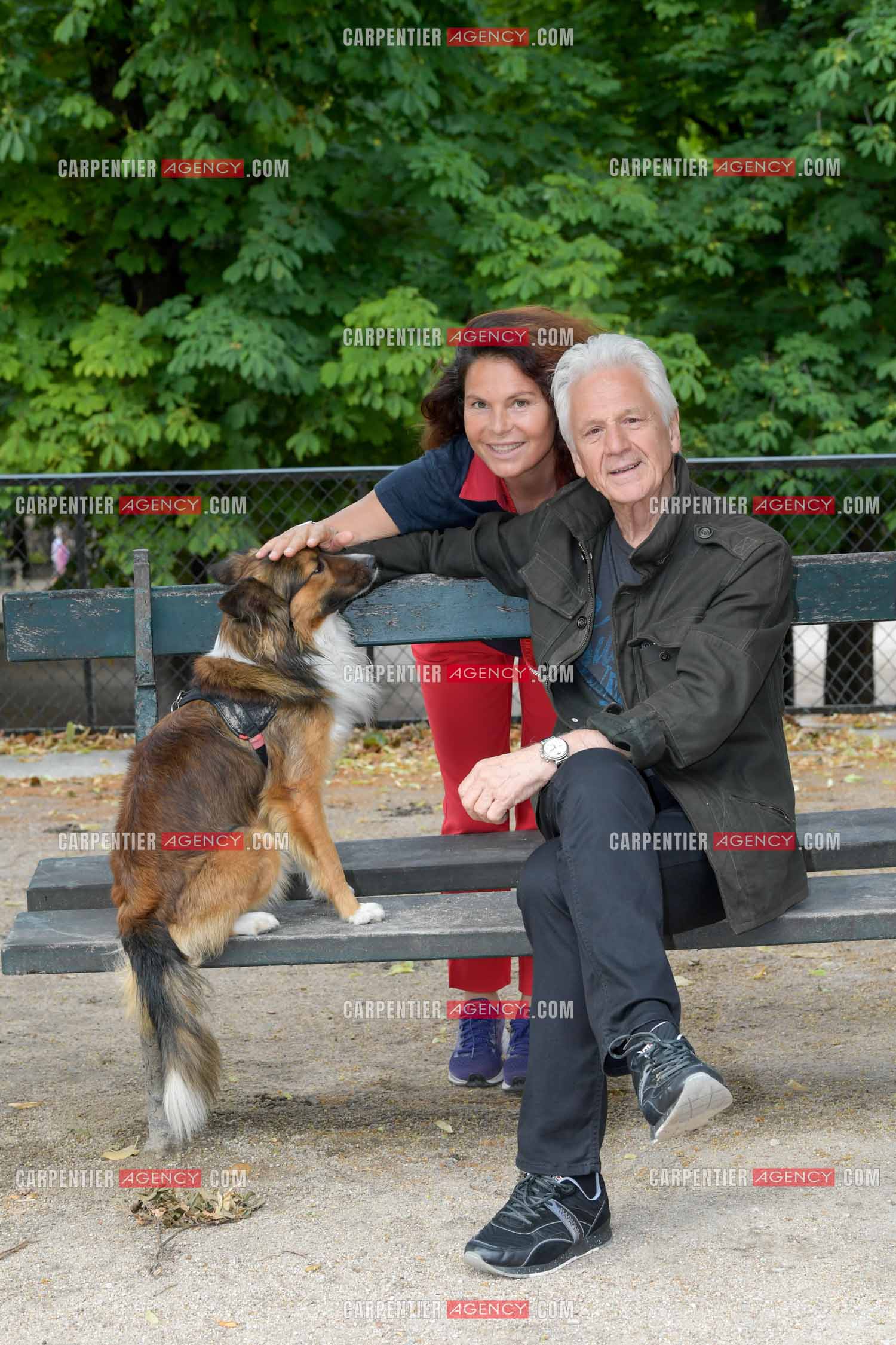 Le chanteur Gérard Lenorman et sa femme Marie présentent leur nouveau chien Tilou au jardin des Tuileries à Paris. ( Exclusif )