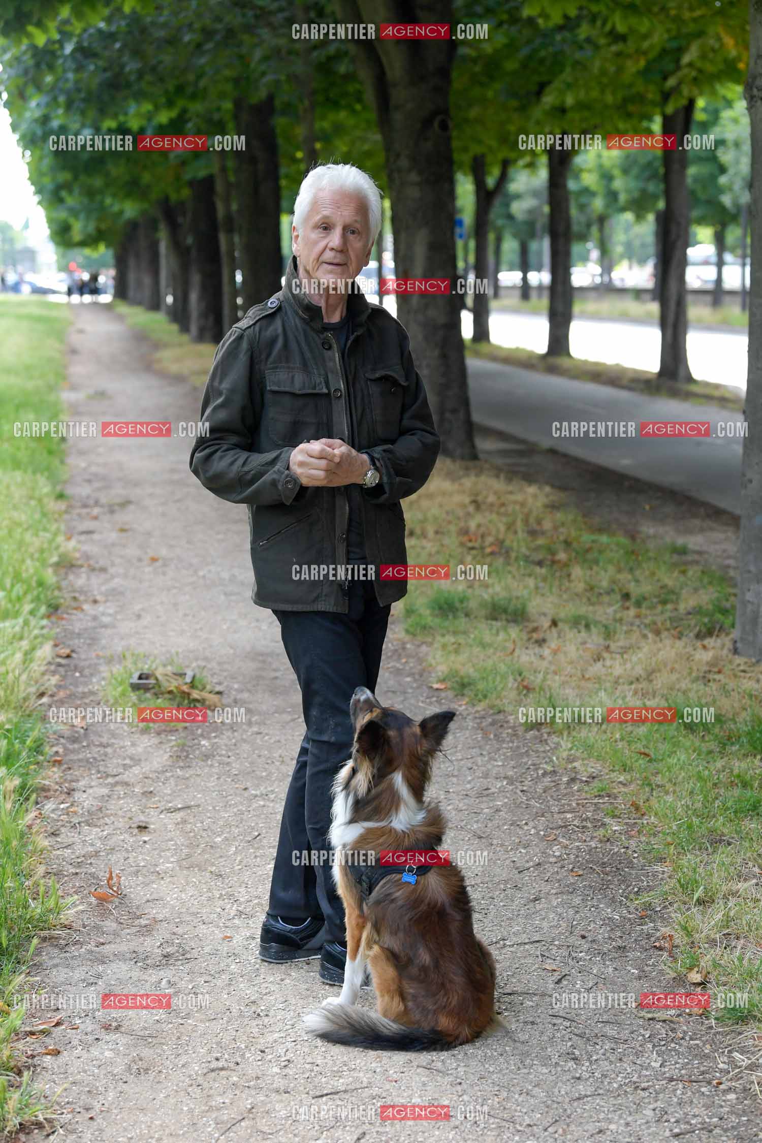 Le chanteur Gérard Lenorman présente son nouveau chien Tilou un berger croisé au jardin des Tuileries à Paris. ( Exclusif )