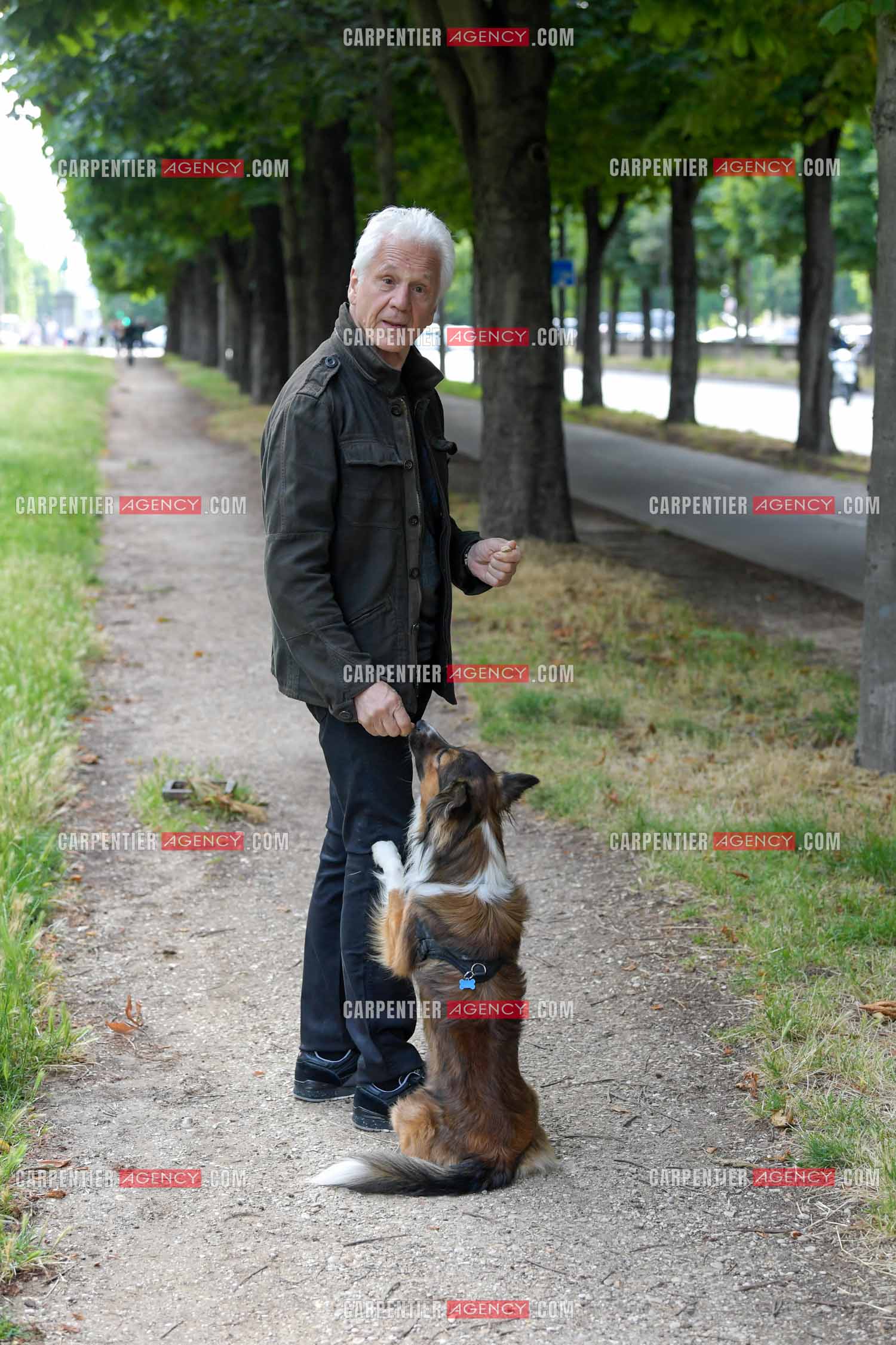 Le chanteur Gérard Lenorman présente son nouveau chien Tilou un berger croisé au jardin des Tuileries à Paris. ( Exclusif )