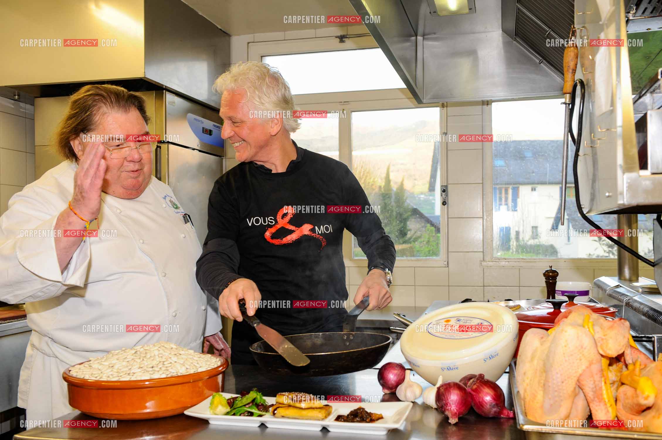 Le chanteur Gérard Lenorman dans la cuisine du chef Jean-Pierre Saint-Martin, chef du restaurant Le Viscos à Saint-Savin ( trois toques au Gault & Millau 2010 )    ( Exclusif )