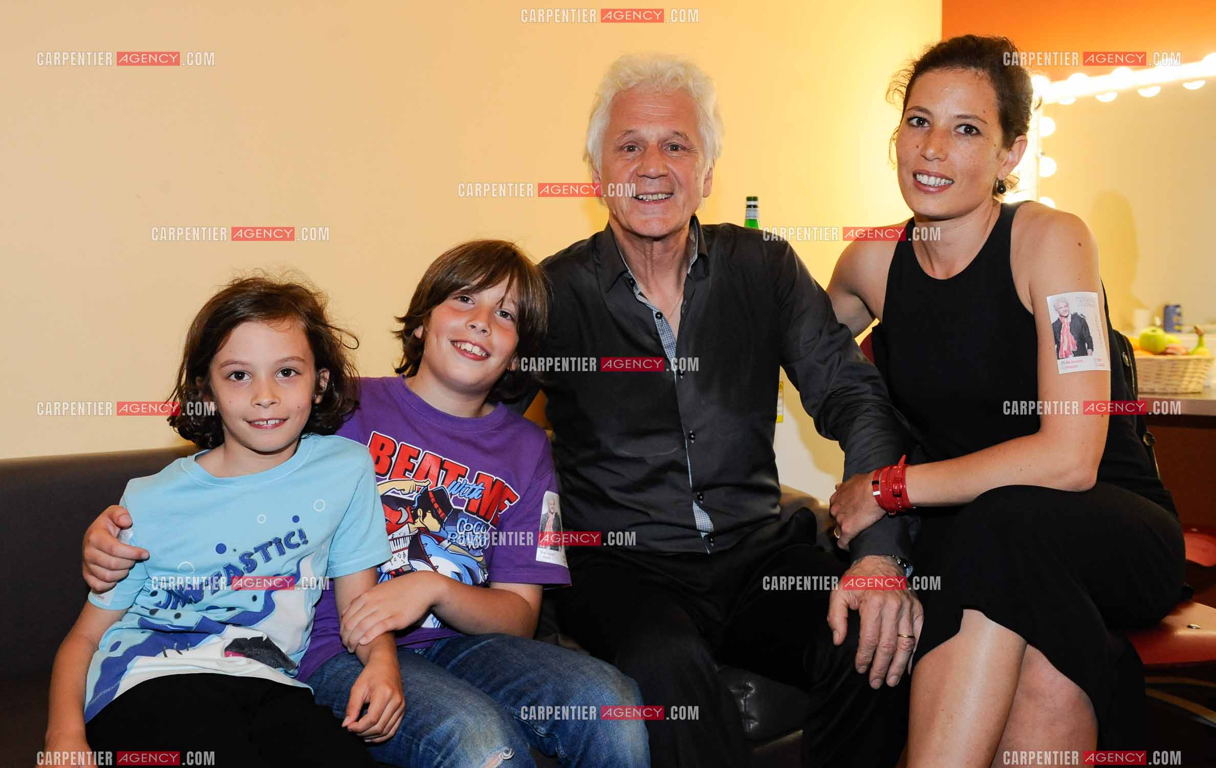 Le chanteur Gérard Lenorman dans sa loge entouré de sa fille Clémence et ses deux enfants.     ( Exclusif )