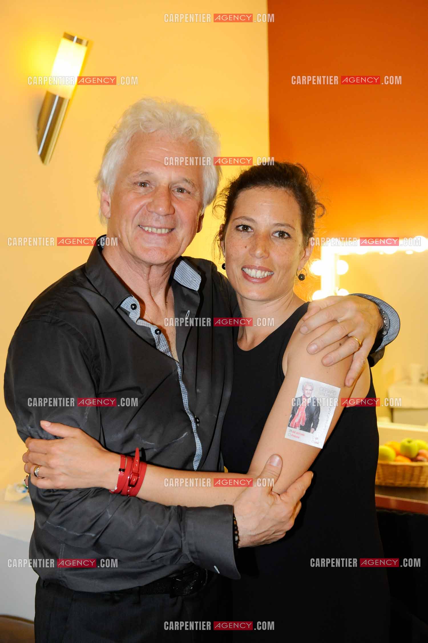 Le chanteur Gérard Lenorman dans sa loge avec sa fille Clémence.     ( Exclusif )