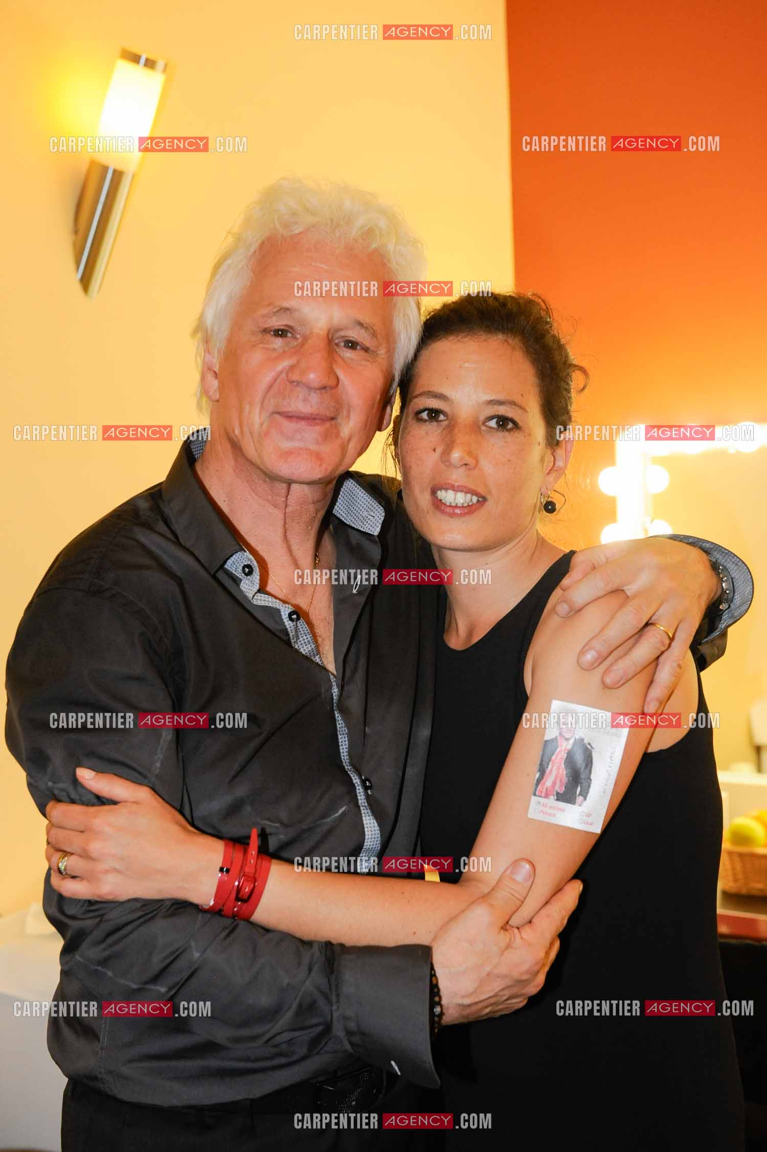 Le chanteur Gérard Lenorman dans sa loge avec sa fille Clémence.     ( Exclusif )