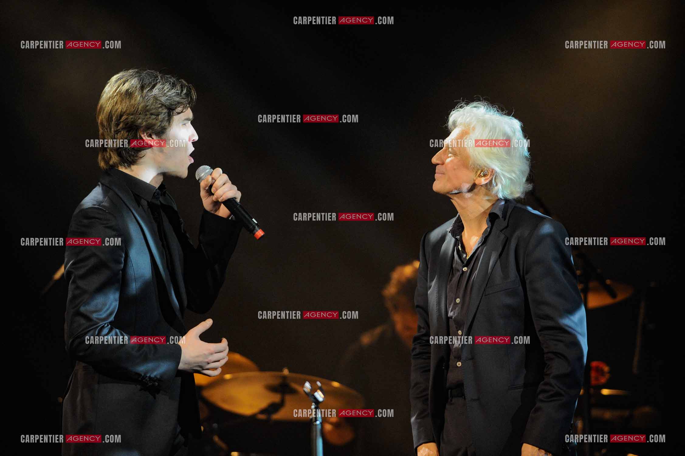 Le chanteur Gérard Lenorman en concert au Grand Rex à Paris. Gérard Lenorman lors d'un duo avec Amaury Vassili.  ( Exclusif )