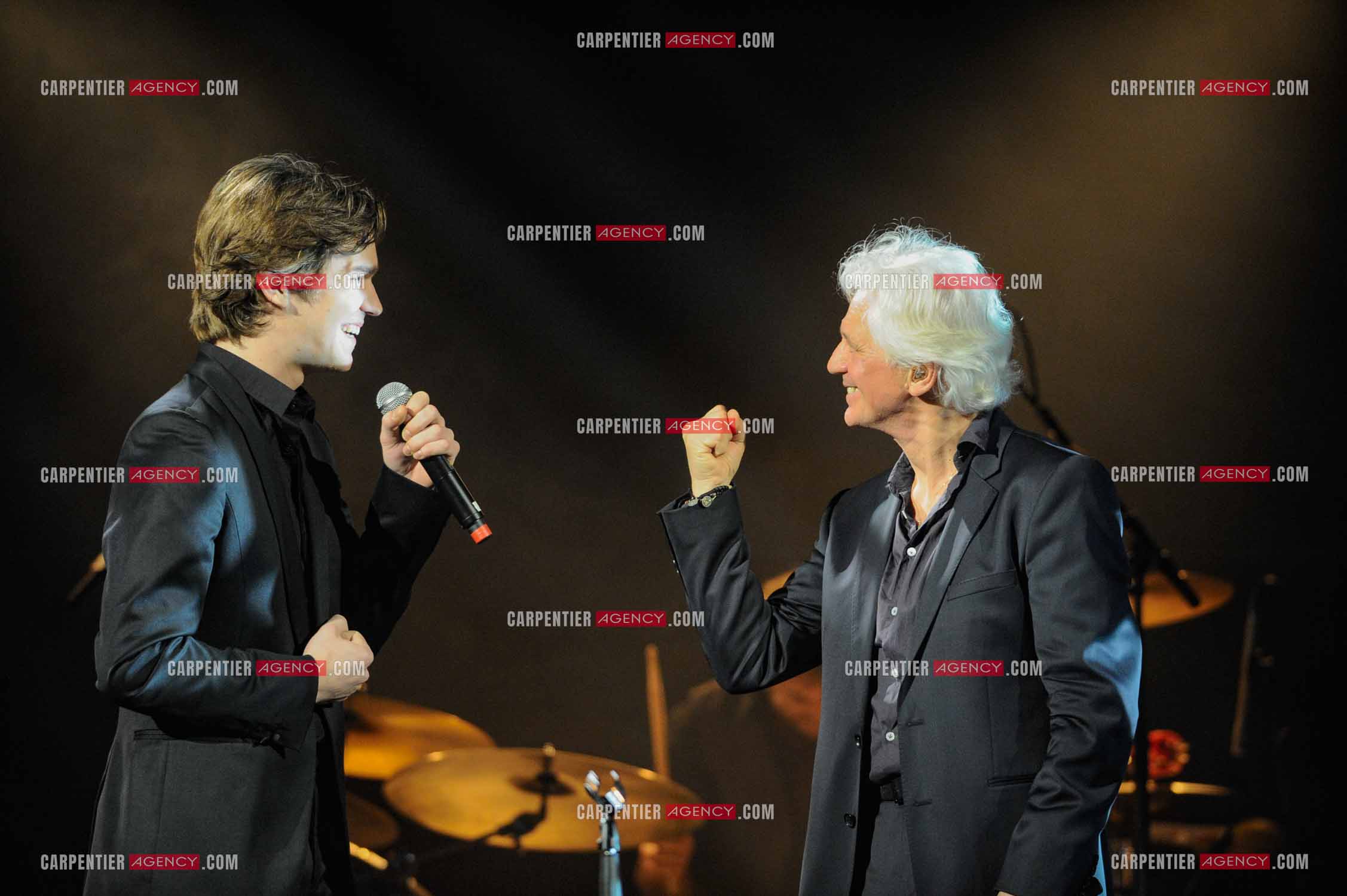 Le chanteur Gérard Lenorman en concert au Grand Rex à Paris. Gérard Lenorman lors d'un duo avec Amaury Vassili.  ( Exclusif )