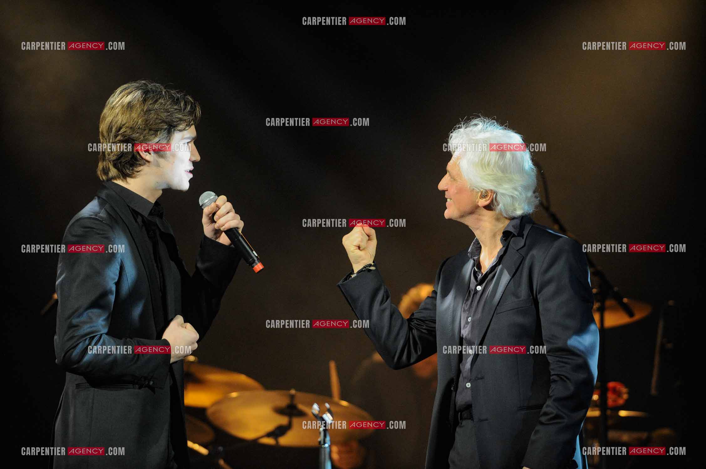 Le chanteur Gérard Lenorman en concert au Grand Rex à Paris. Gérard Lenorman lors d'un duo avec Amaury Vassili.  ( Exclusif )