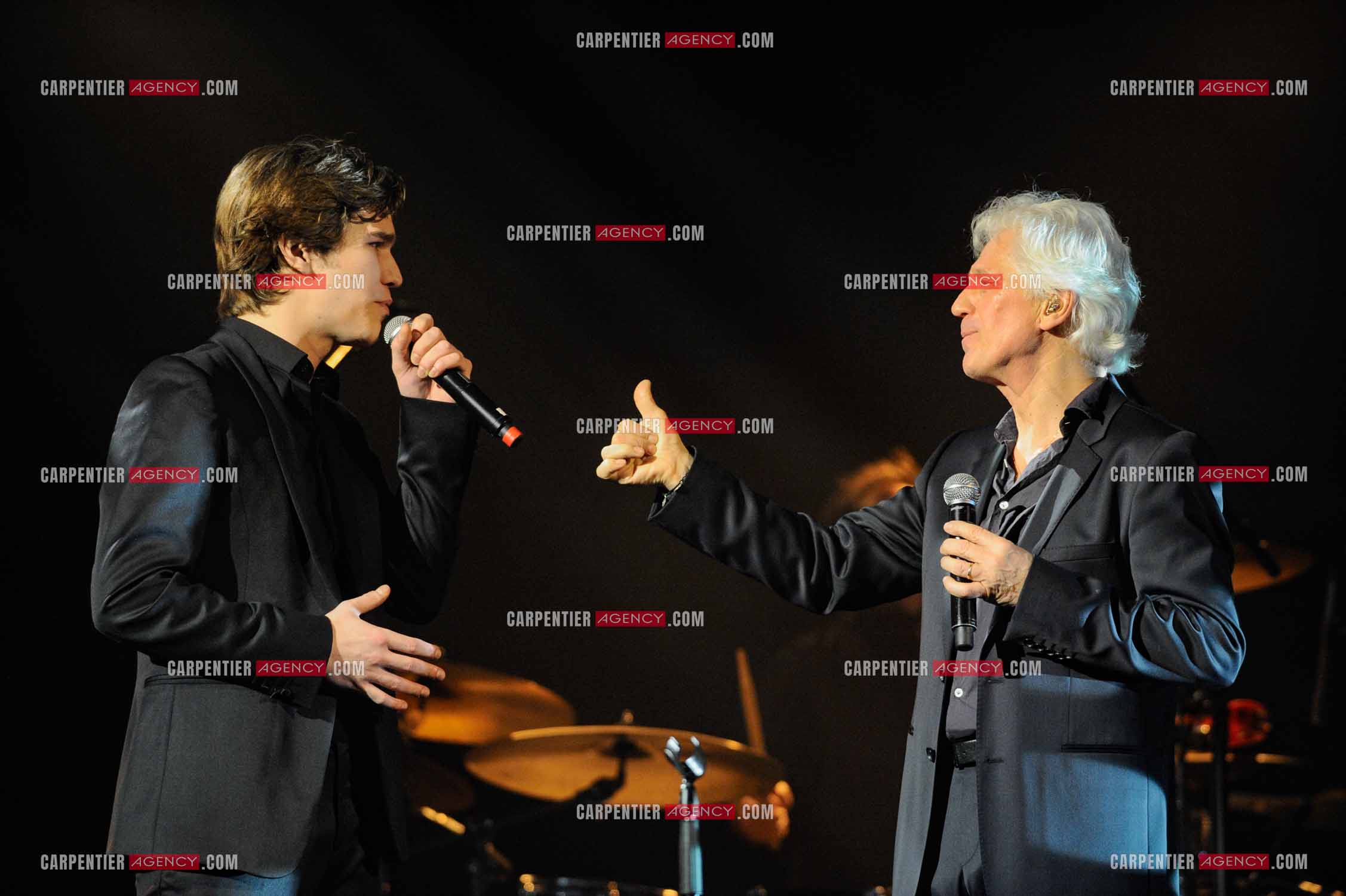 Le chanteur Gérard Lenorman en concert au Grand Rex à Paris. Gérard Lenorman lors d'un duo avec Amaury Vassili.  ( Exclusif )