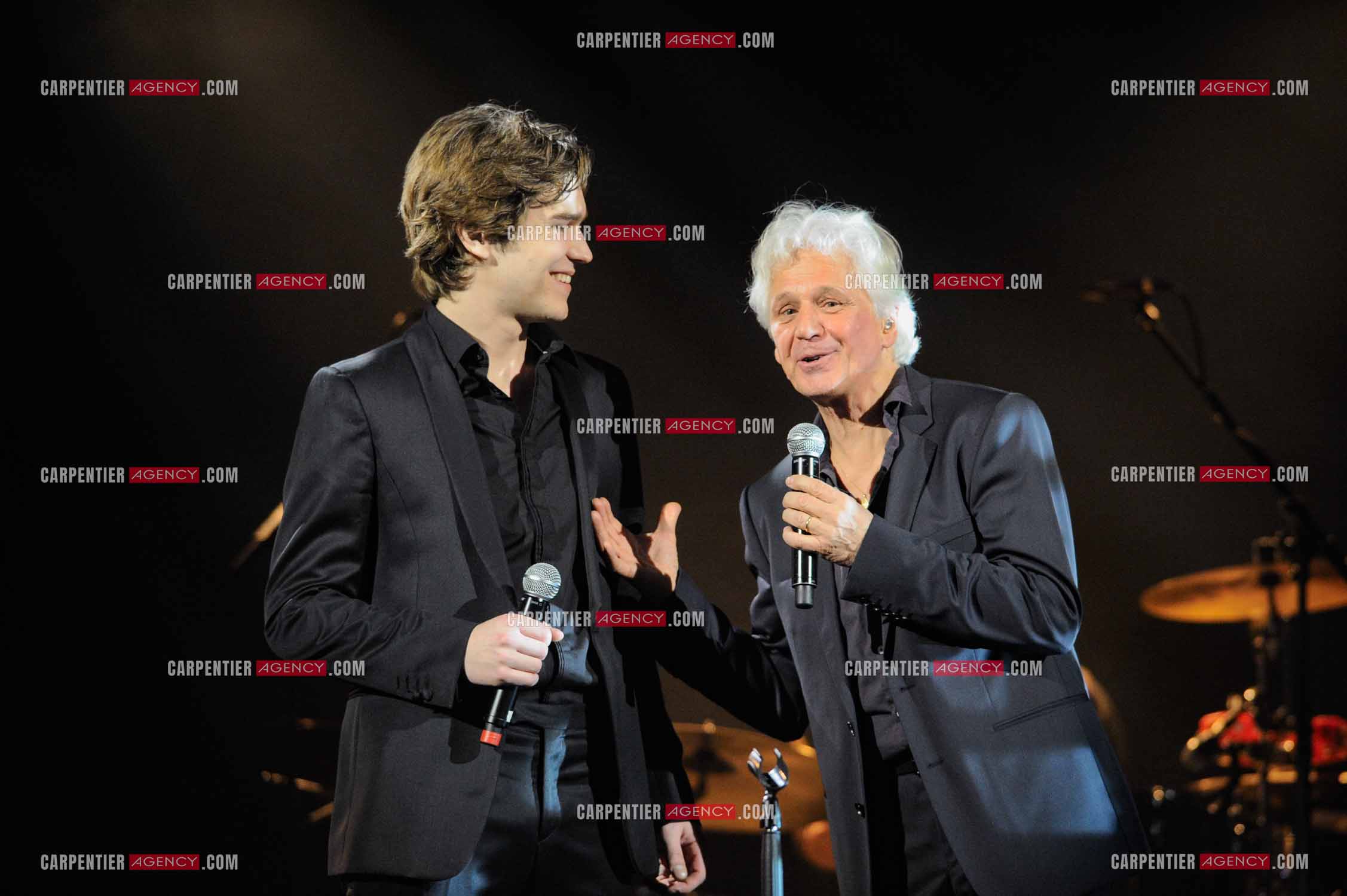 Le chanteur Gérard Lenorman en concert au Grand Rex à Paris. Gérard Lenorman lors d'un duo avec Amaury Vassili.  ( Exclusif )