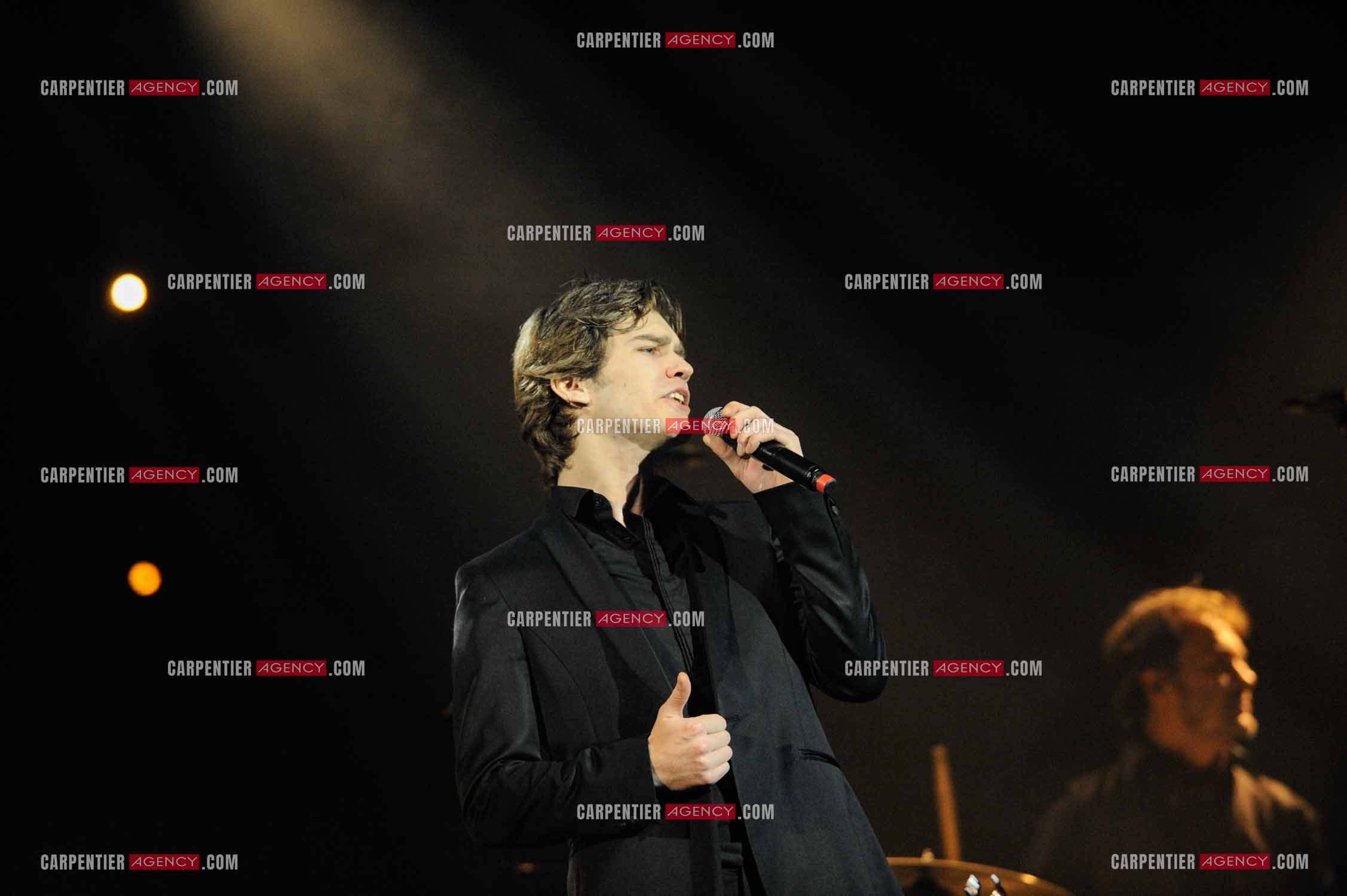 Le chanteur Gérard Lenorman en concert au Grand Rex à Paris. Gérard Lenorman lors d'un duo avec Amaury Vassili.  ( Exclusif )