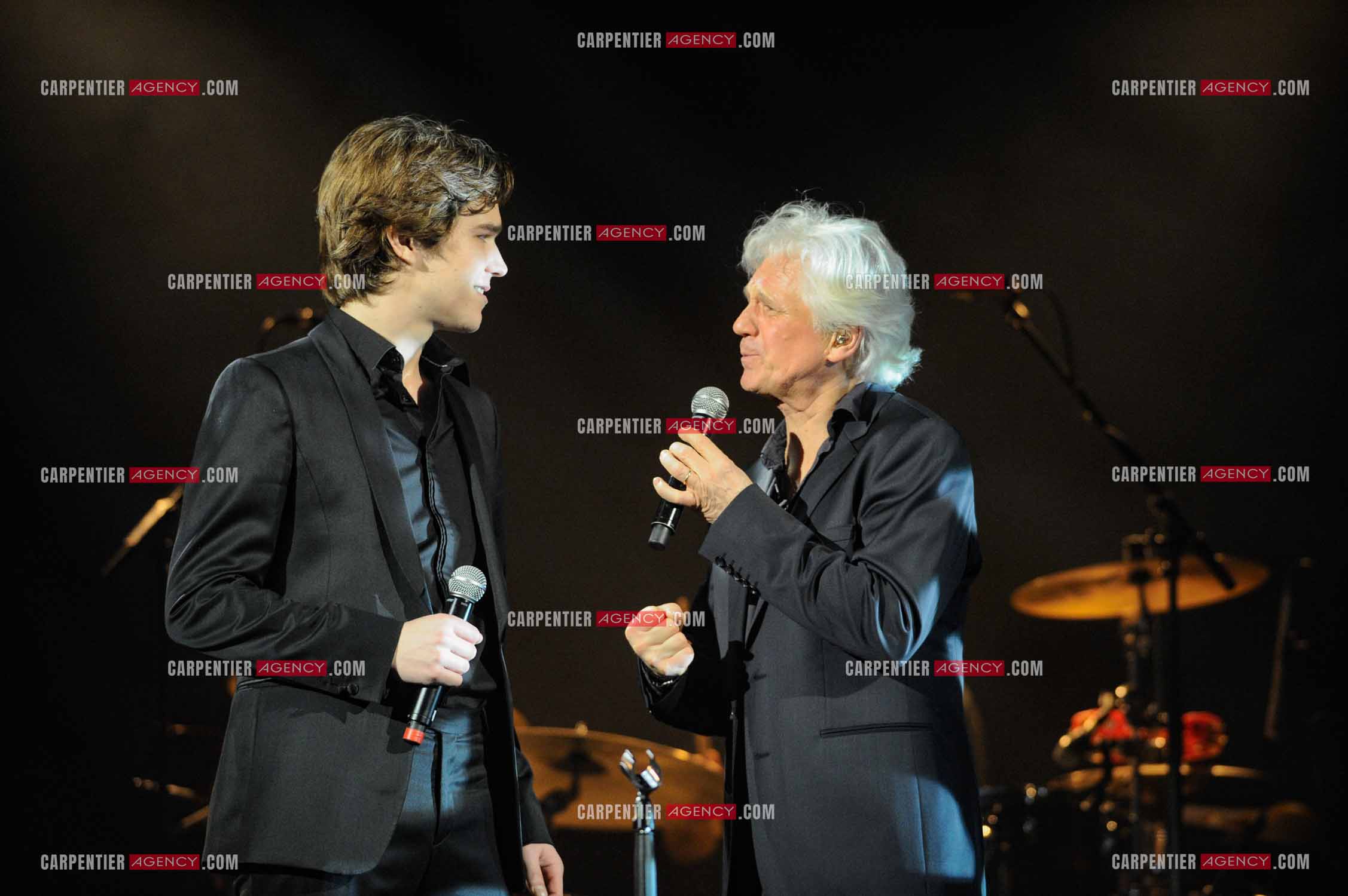 Le chanteur Gérard Lenorman en concert au Grand Rex à Paris. Gérard Lenorman lors d'un duo avec Amaury Vassili.  ( Exclusif )