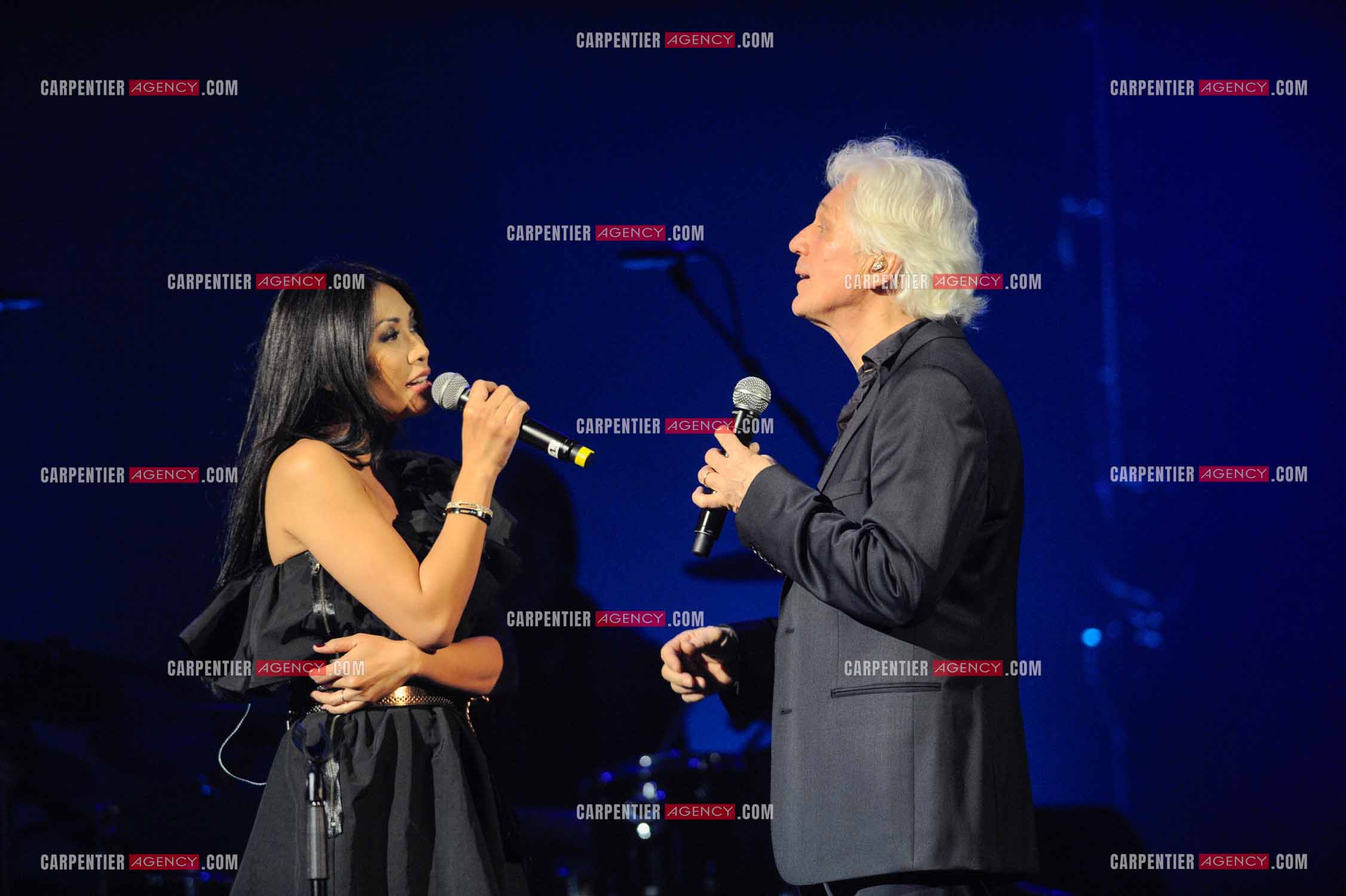 Le chanteur Gérard Lenorman en concert au Grand Rex à Paris. Gérard Lenorman lors d'un duo avec la chanteuse Anggun.  ( Exclusif )