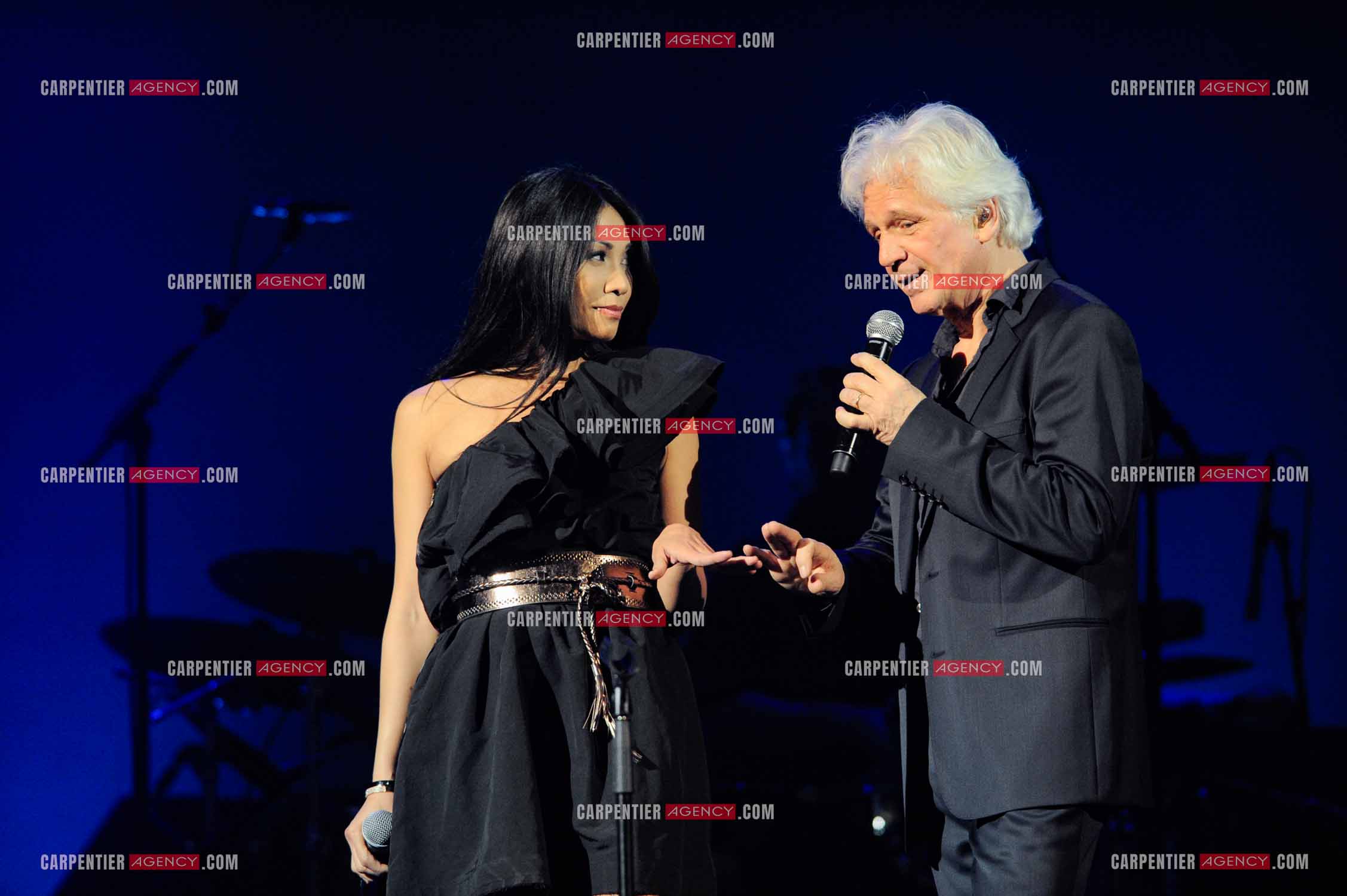 Le chanteur Gérard Lenorman en concert au Grand Rex à Paris. Gérard Lenorman lors d'un duo avec la chanteuse Anggun.  ( Exclusif )