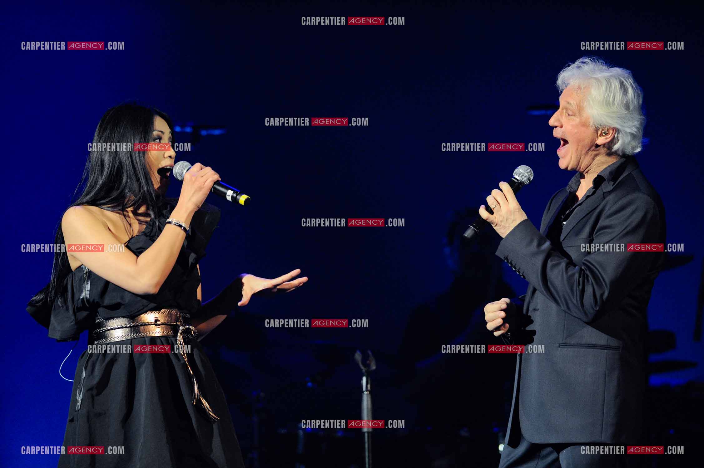 Le chanteur Gérard Lenorman en concert au Grand Rex à Paris. Gérard Lenorman lors d'un duo avec la chanteuse Anggun.  ( Exclusif )