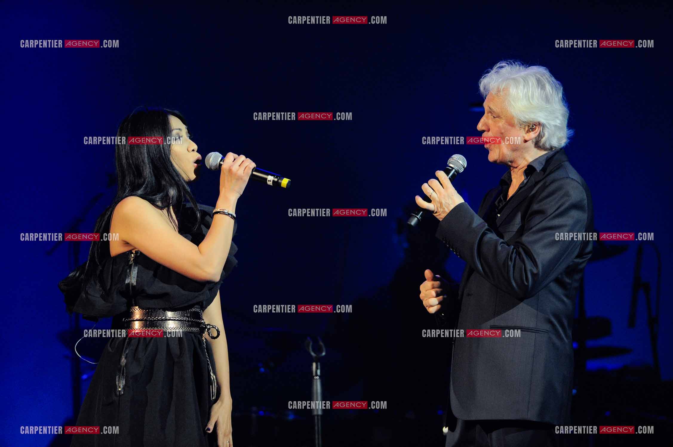 Le chanteur Gérard Lenorman en concert au Grand Rex à Paris. Gérard Lenorman lors d'un duo avec la chanteuse Anggun.  ( Exclusif )