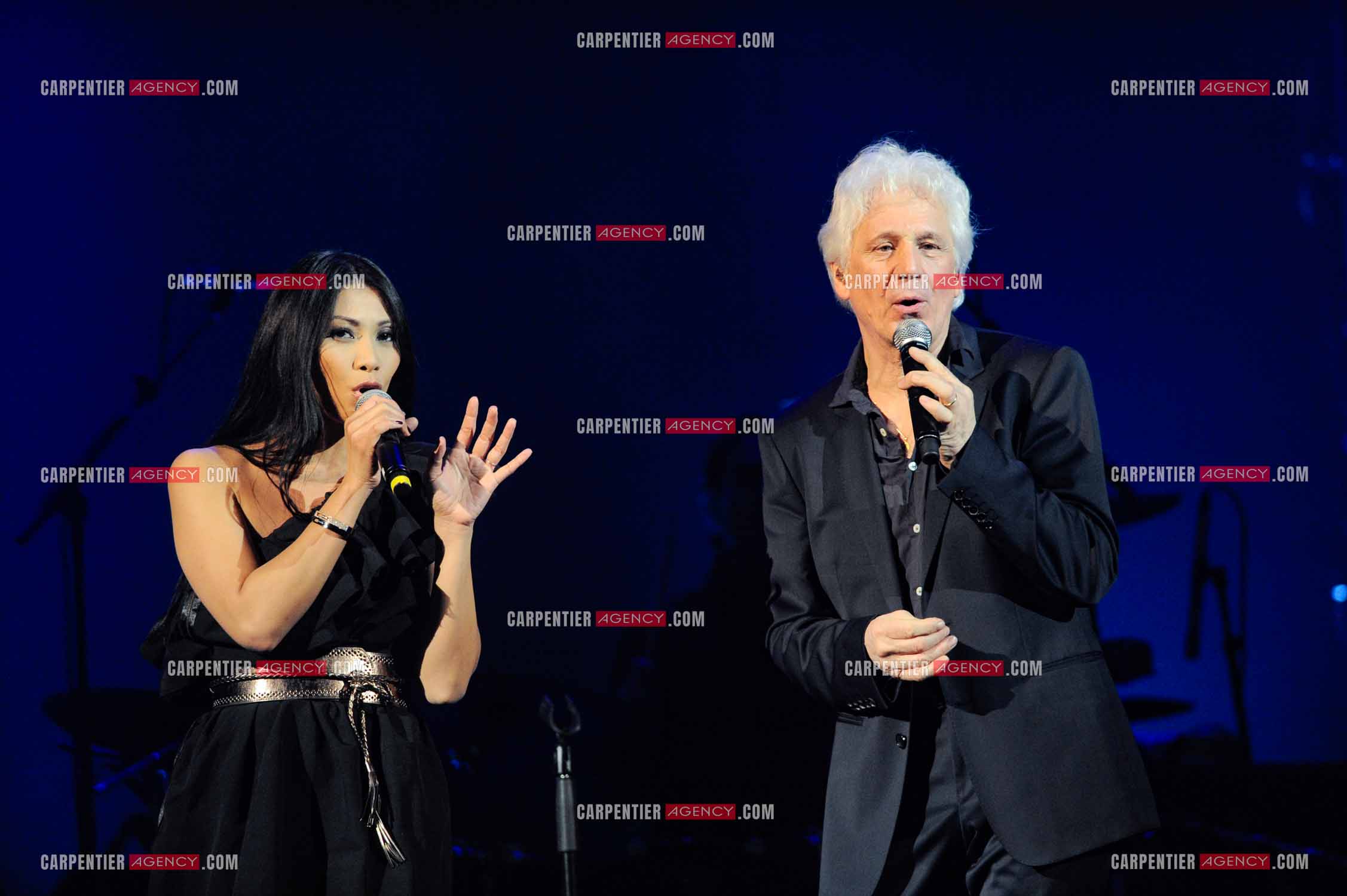 Le chanteur Gérard Lenorman en concert au Grand Rex à Paris. Gérard Lenorman lors d'un duo avec la chanteuse Anggun.  ( Exclusif )