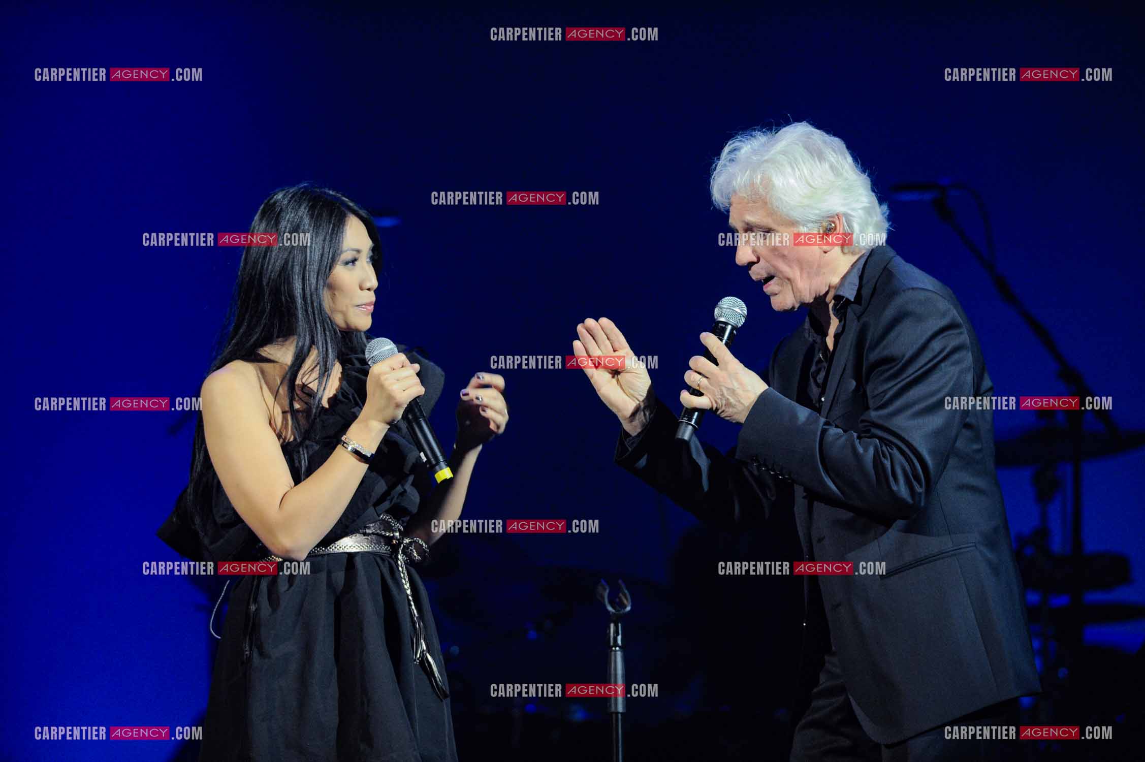 Le chanteur Gérard Lenorman en concert au Grand Rex à Paris. Gérard Lenorman lors d'un duo avec la chanteuse Anggun.  ( Exclusif )
