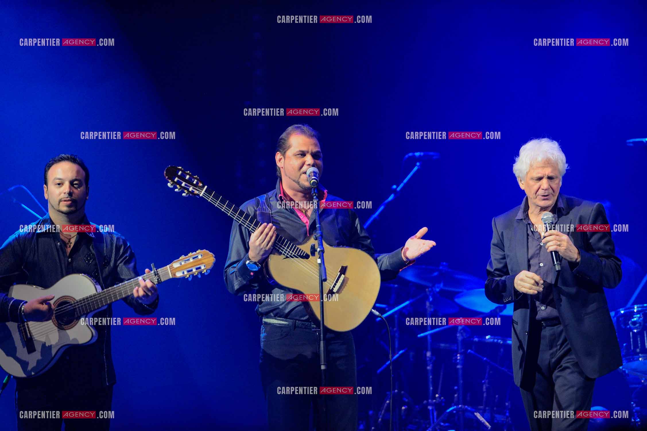 Le chanteur Gérard Lenorman en concert au Grand Rex à Paris. Gérard Lenorman lors d'un duo avec Chico Bouchikhi et les Gypsies.