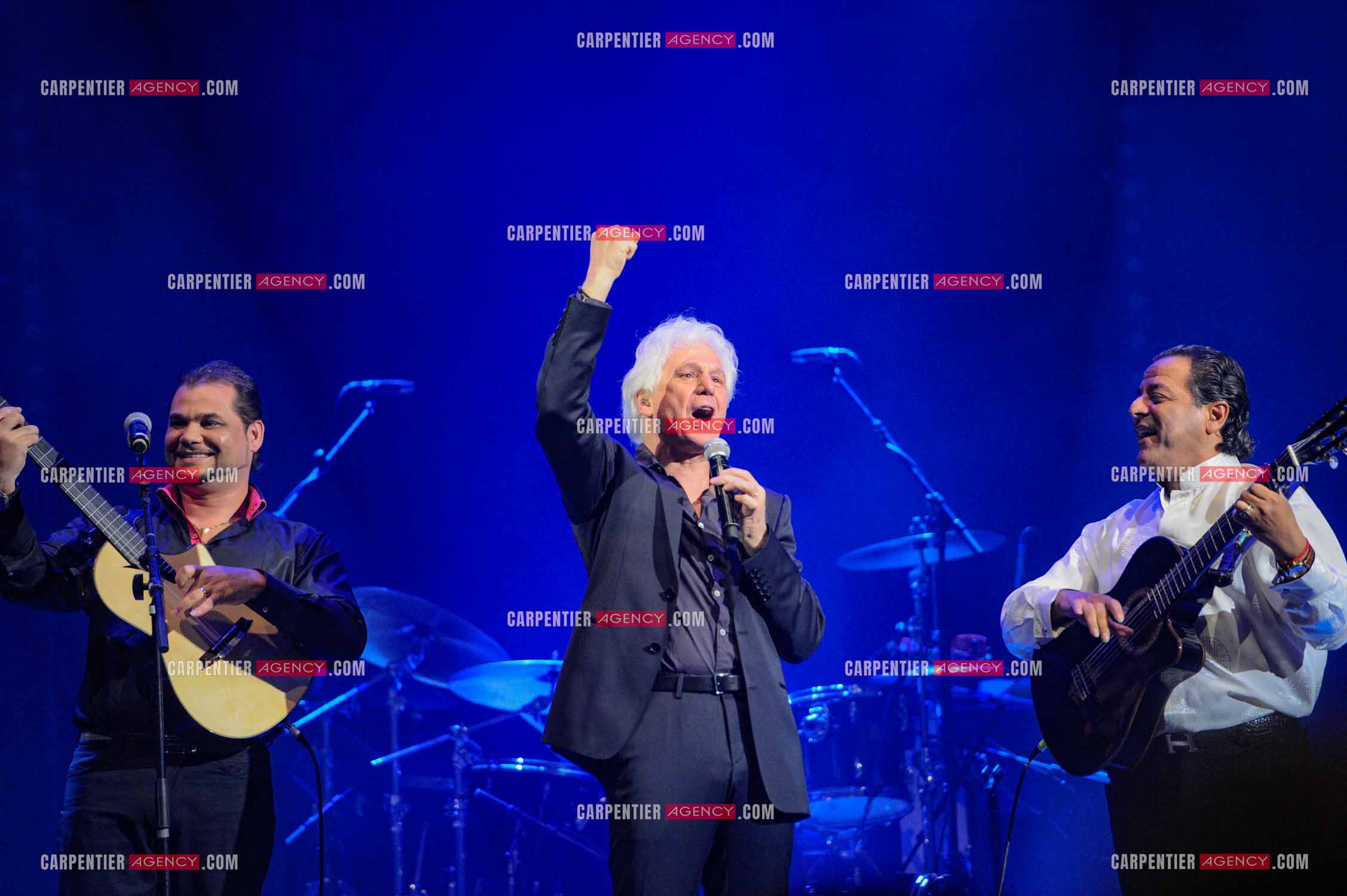 Le chanteur Gérard Lenorman en concert au Grand Rex à Paris. Gérard Lenorman lors d'un duo avec Chico Bouchikhi et les Gypsies.