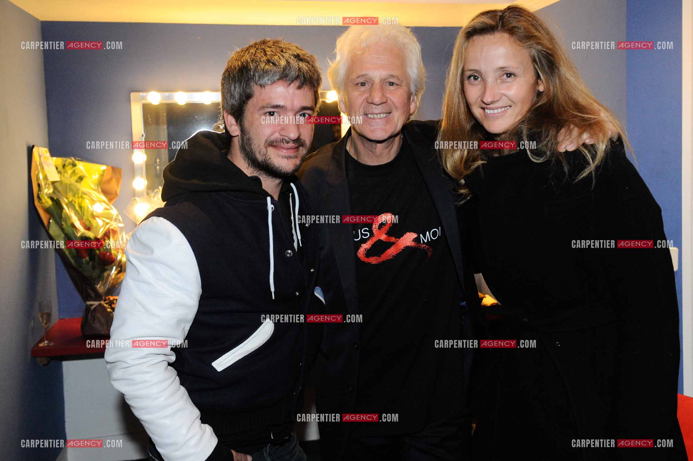 Le chanteur Gérard Lenorman en concert au Grand Rex à Paris. Dans les loges, Gérard Lenorman entouré du chanteur Grégoire et sa femme Eléonore de Galard.  ( Exclusif )