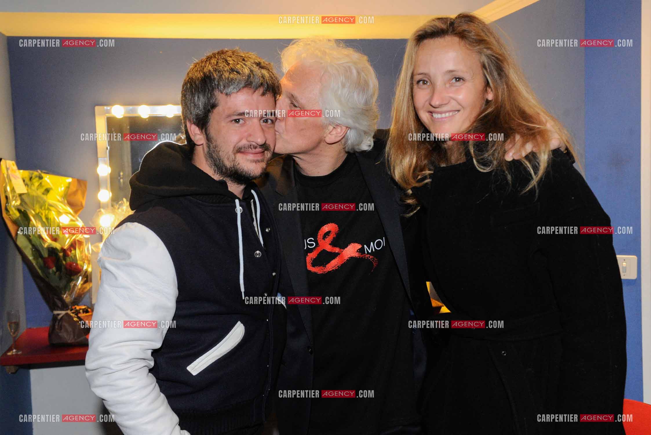 Le chanteur Gérard Lenorman en concert au Grand Rex à Paris. Dans les loges, Gérard Lenorman entouré du chanteur Grégoire et sa femme Eléonore de Galard.  ( Exclusif )