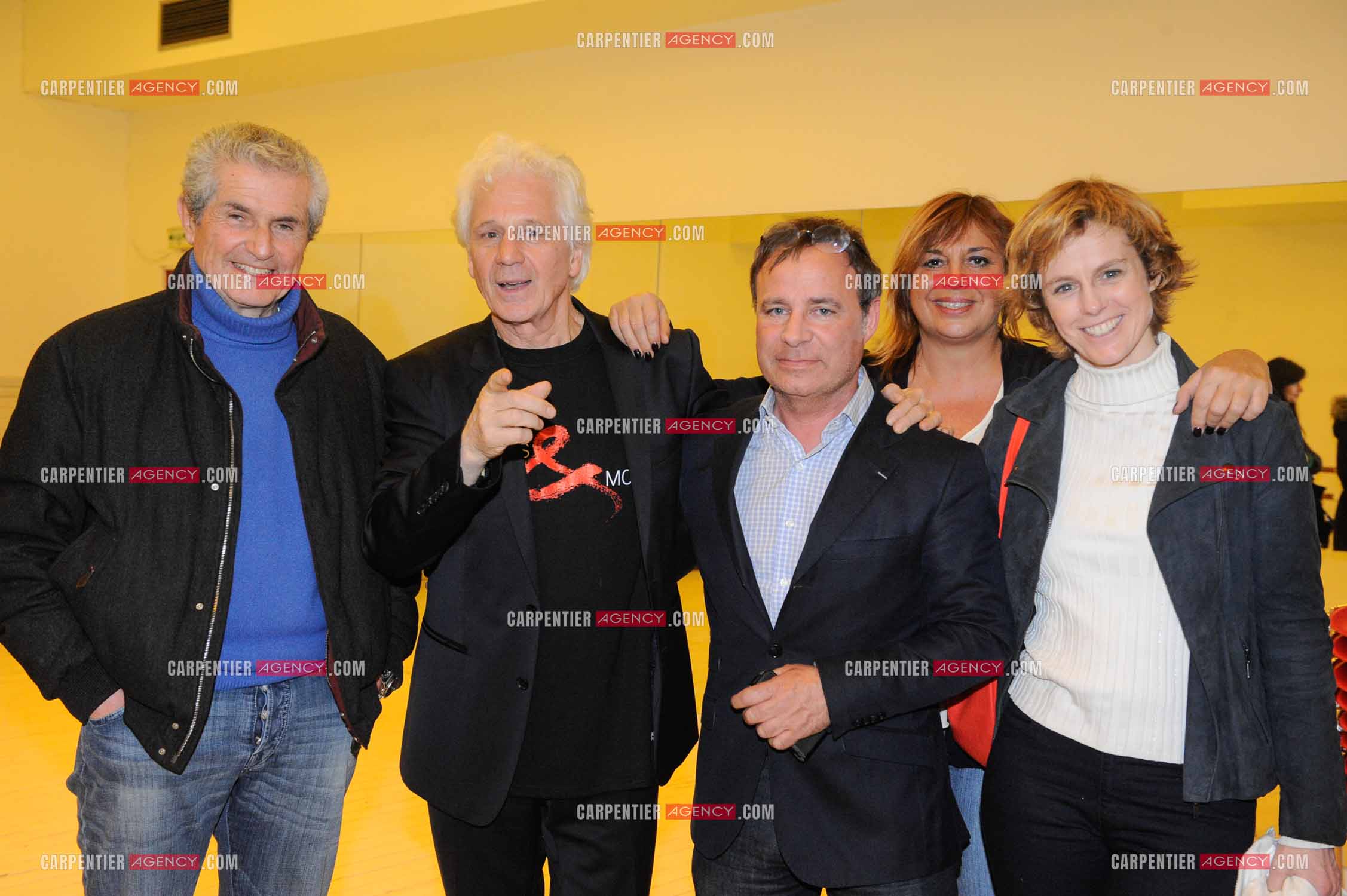 Le chanteur Gérard Lenorman en concert au Grand Rex à Paris. Dans les loges, Gérard Lenorman entouré de ses invités Claude Lelouch, Fabien Lecoeuvre, Michèle Bernier et Anne Richard.  ( Exclusif )