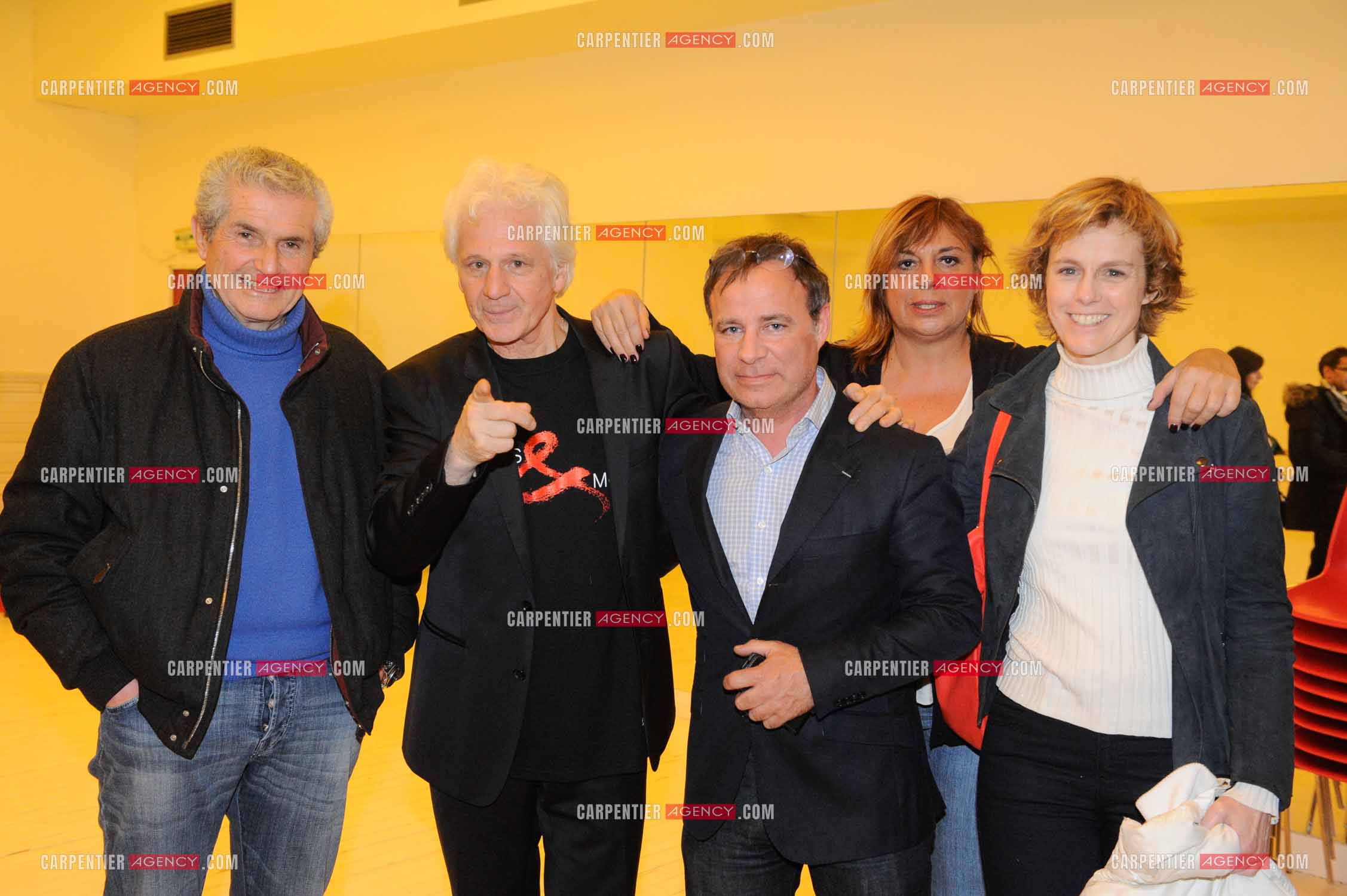 Le chanteur Gérard Lenorman en concert au Grand Rex à Paris. Dans les loges, Gérard Lenorman entouré de ses invités Claude Lelouch, Fabien Lecoeuvre, Michèle Bernier et Anne Richard.  ( Exclusif )