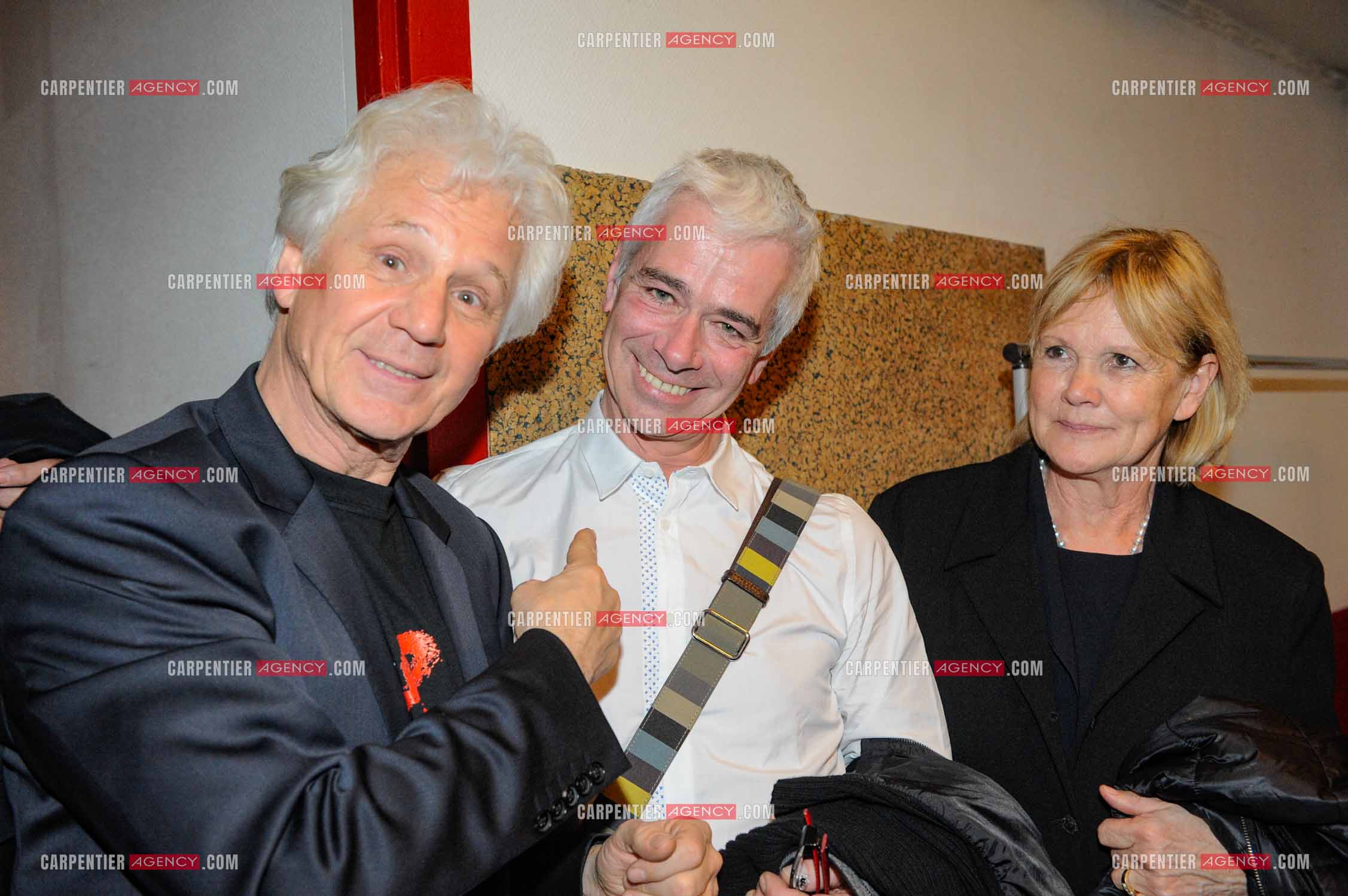Le chanteur Gérard Lenorman en concert au Grand Rex à Paris. Dans les loges, Gérard lenorman avec son frère Eric Aumard et sa femme.  ( Exclusif )