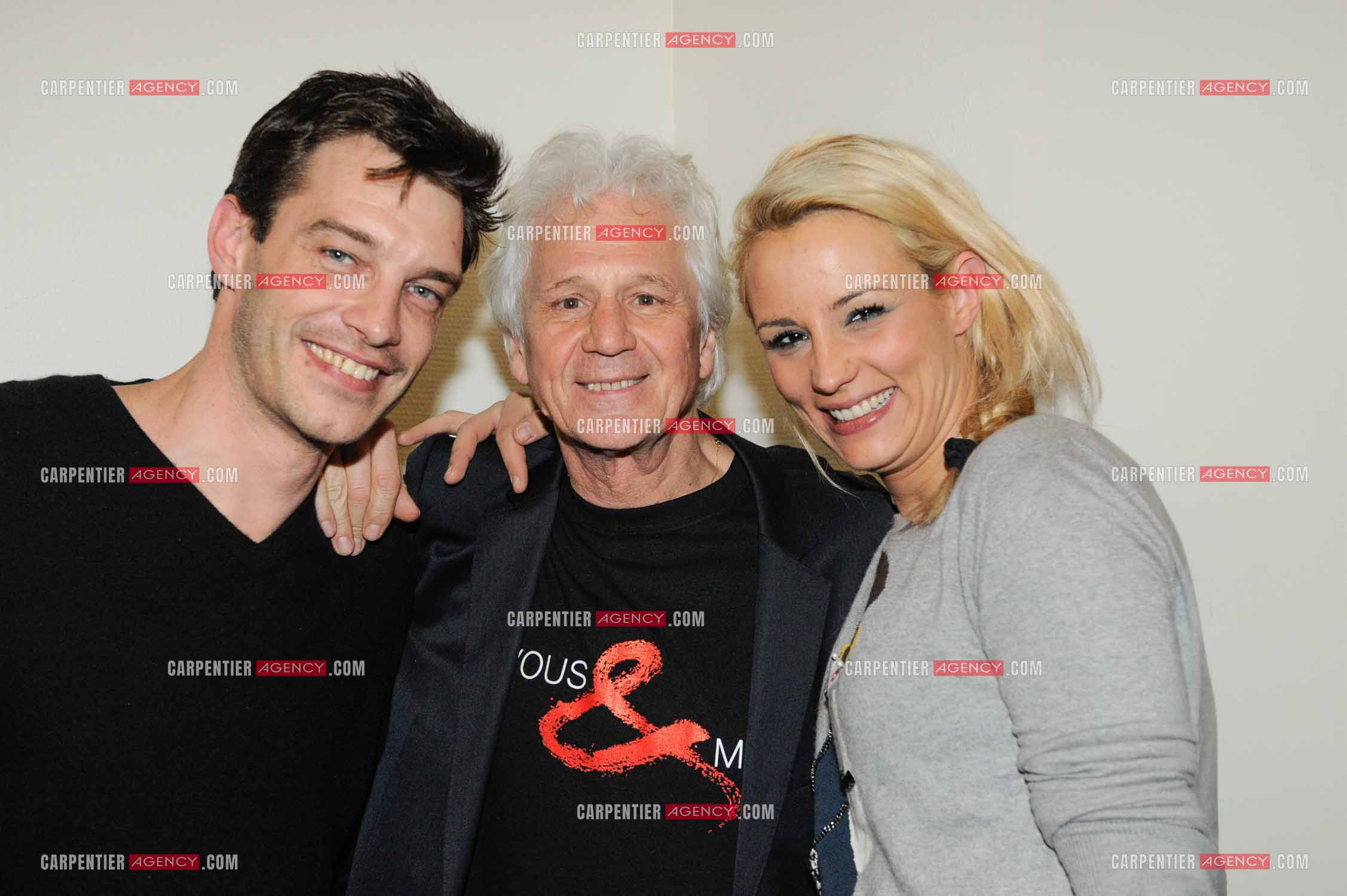 Le chanteur Gérard Lenorman en concert au Grand Rex à Paris. Dans les loges, Gérard Lenorman entouré de Elodie Gossuin et son mari Bertrand Lacherie.  ( Exclusif )