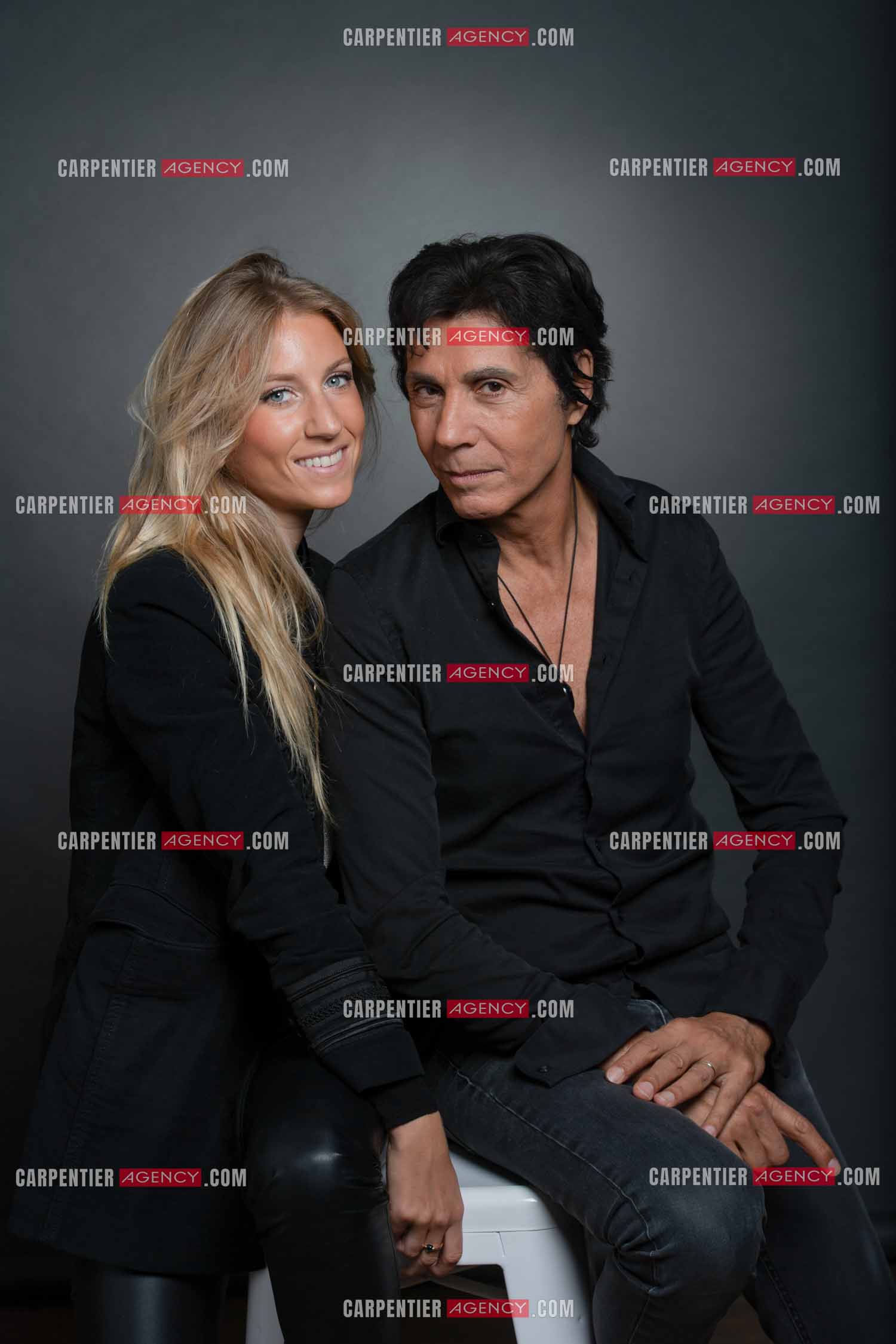 Le chanteur Jean-Luc Lahaye viens enfin d'obtenir de la part du juge l'autorisation de pouvoir se produire sur scène devant ses fans. Cela faisait presque trois années que Jean-Luc Lahaye avait été mis en examen pour viol et agression sexuelle de deux mineures, et avait été interdit par la juge d'instruction chargée des investigations de se produire en public. Jean-Luc Lahaye et sa compagne Paola.    ( Exclusif )